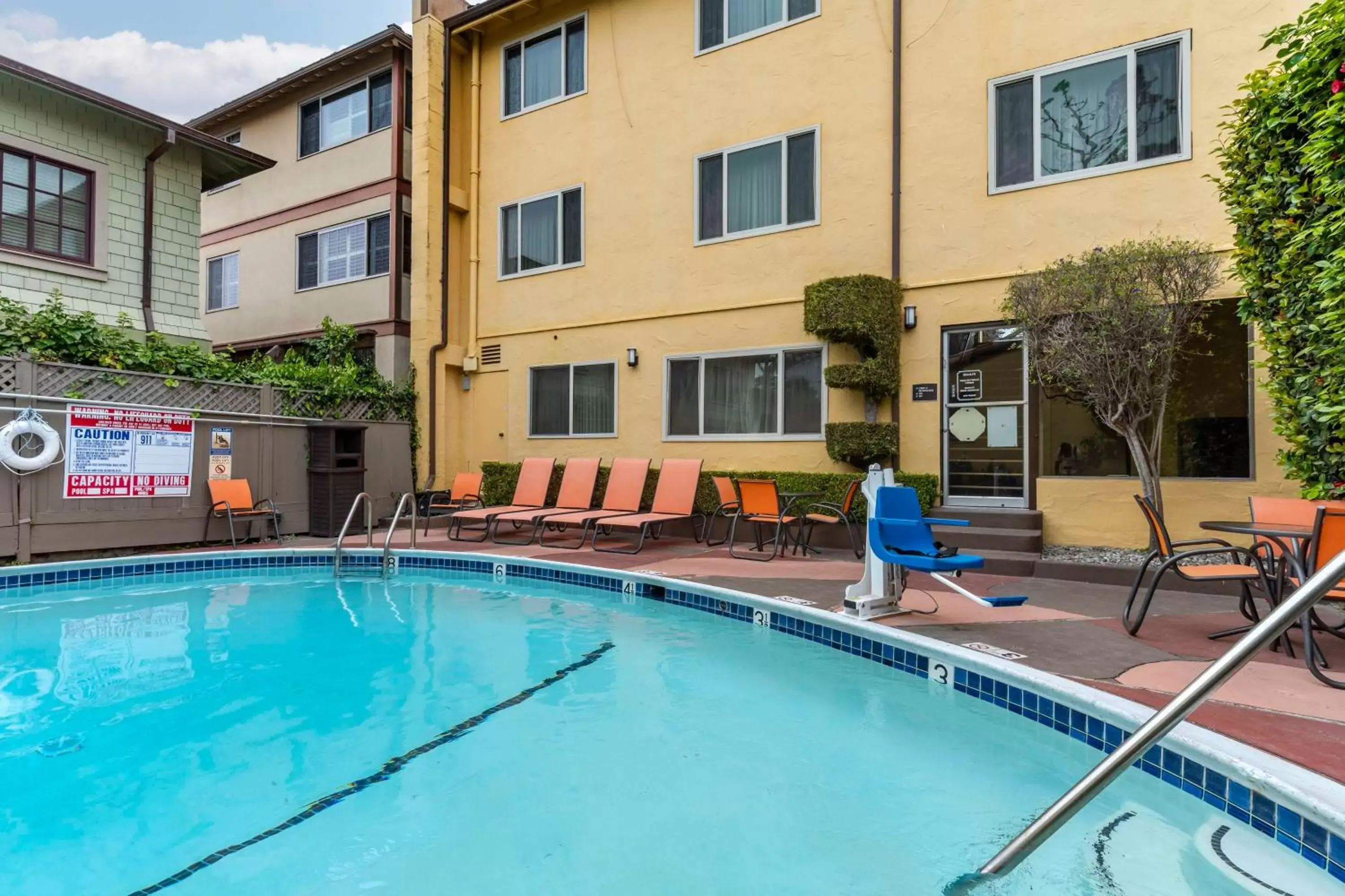 Pool view, Swimming Pool in Best Western Carmel's Town House Lodge