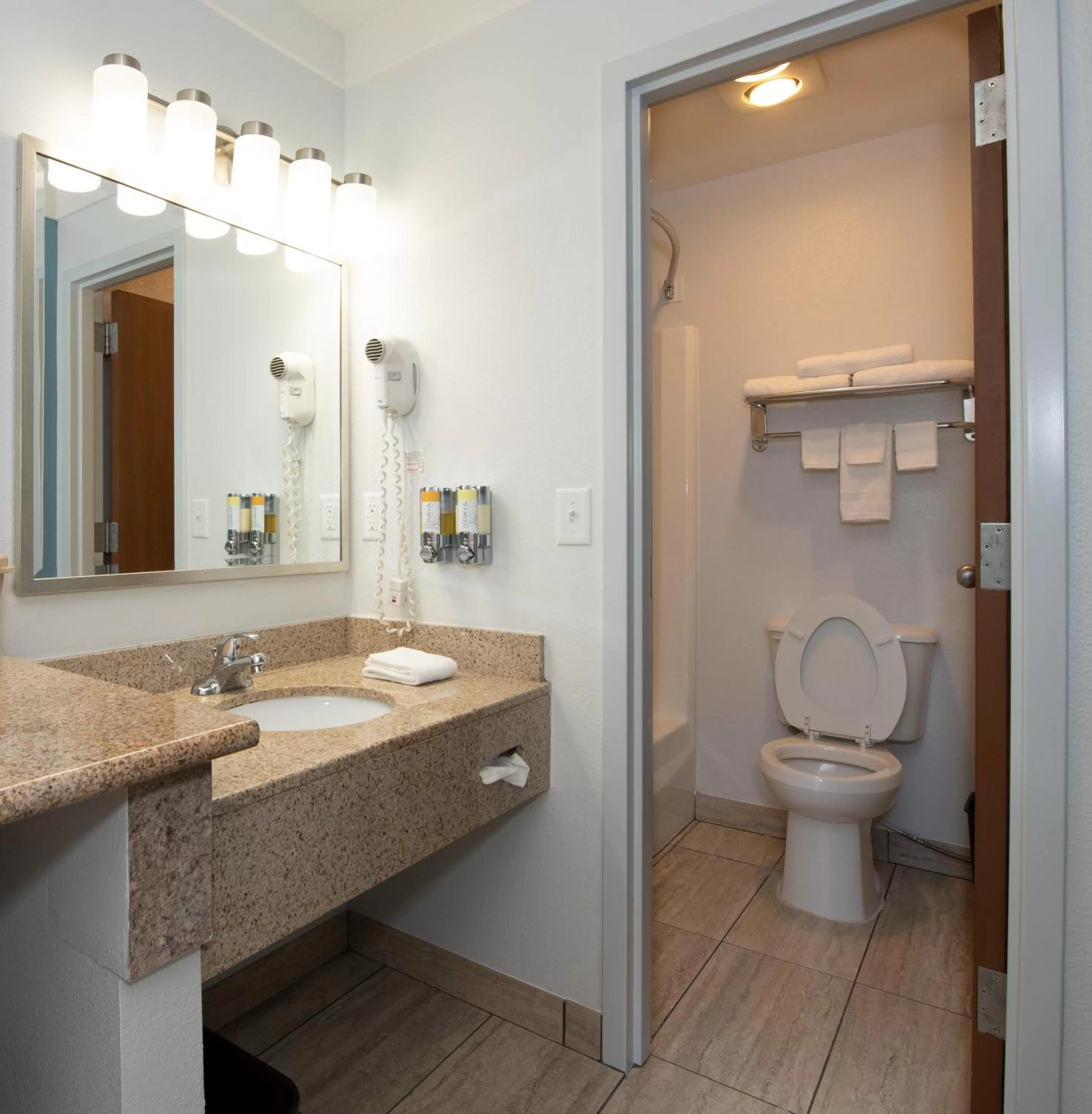 Shower in Hotel Pommier Indianola