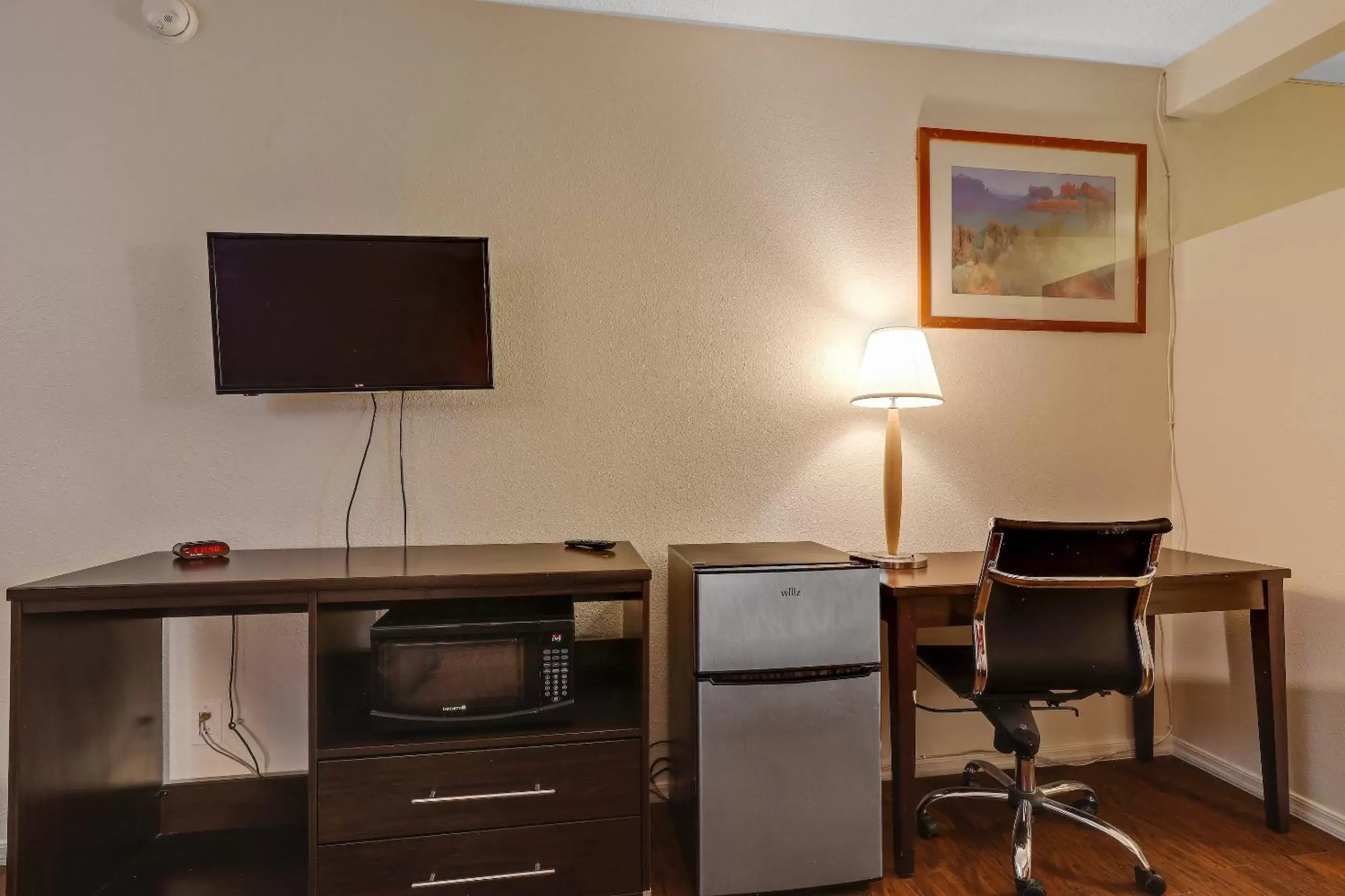 Bedroom, TV/Entertainment Center in Red Roof Inn Needles