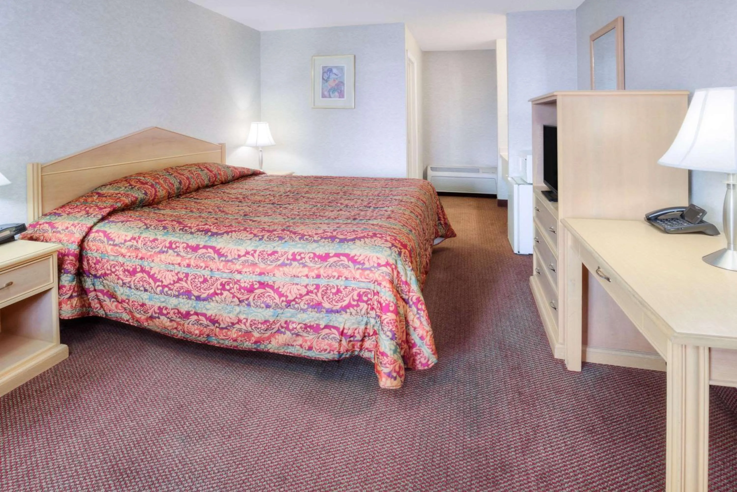 Photo of the whole room, Bed in Knights Inn Pasco