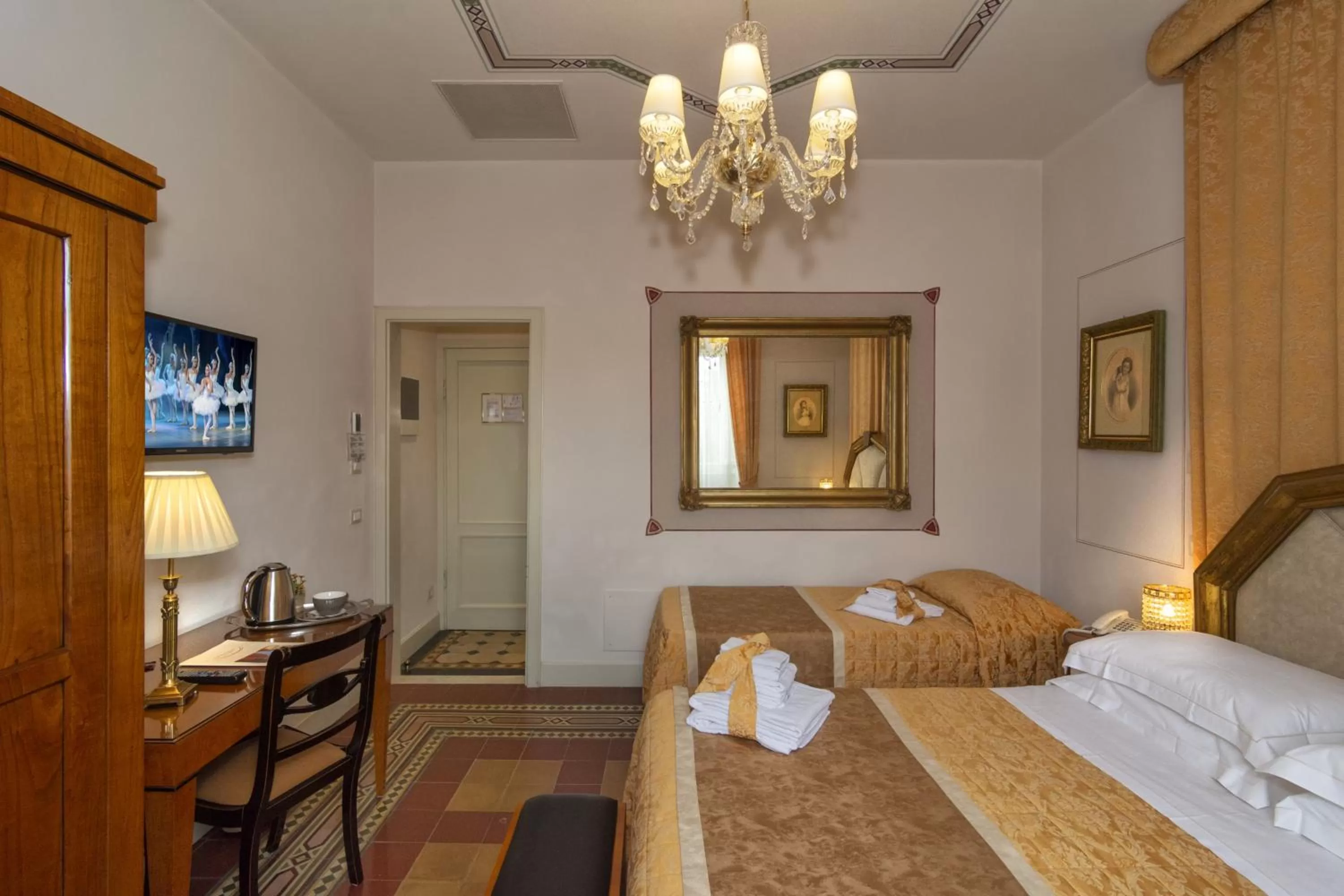 Photo of the whole room, Bed in Lucca in Azzurro Maison de Charme