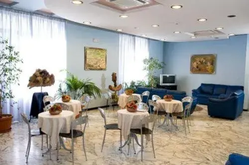 Restaurant/places to eat in Hotel Astoria Restaurant/places to eat in Hotel Astoria