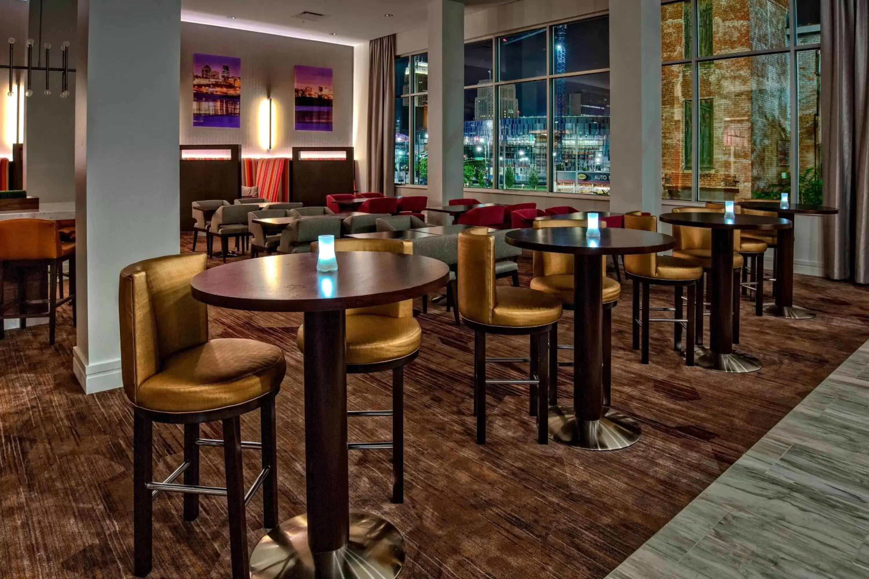 Restaurant/places to eat, Lounge/Bar in Courtyard by Marriott Kansas City Downtown/Convention Center
