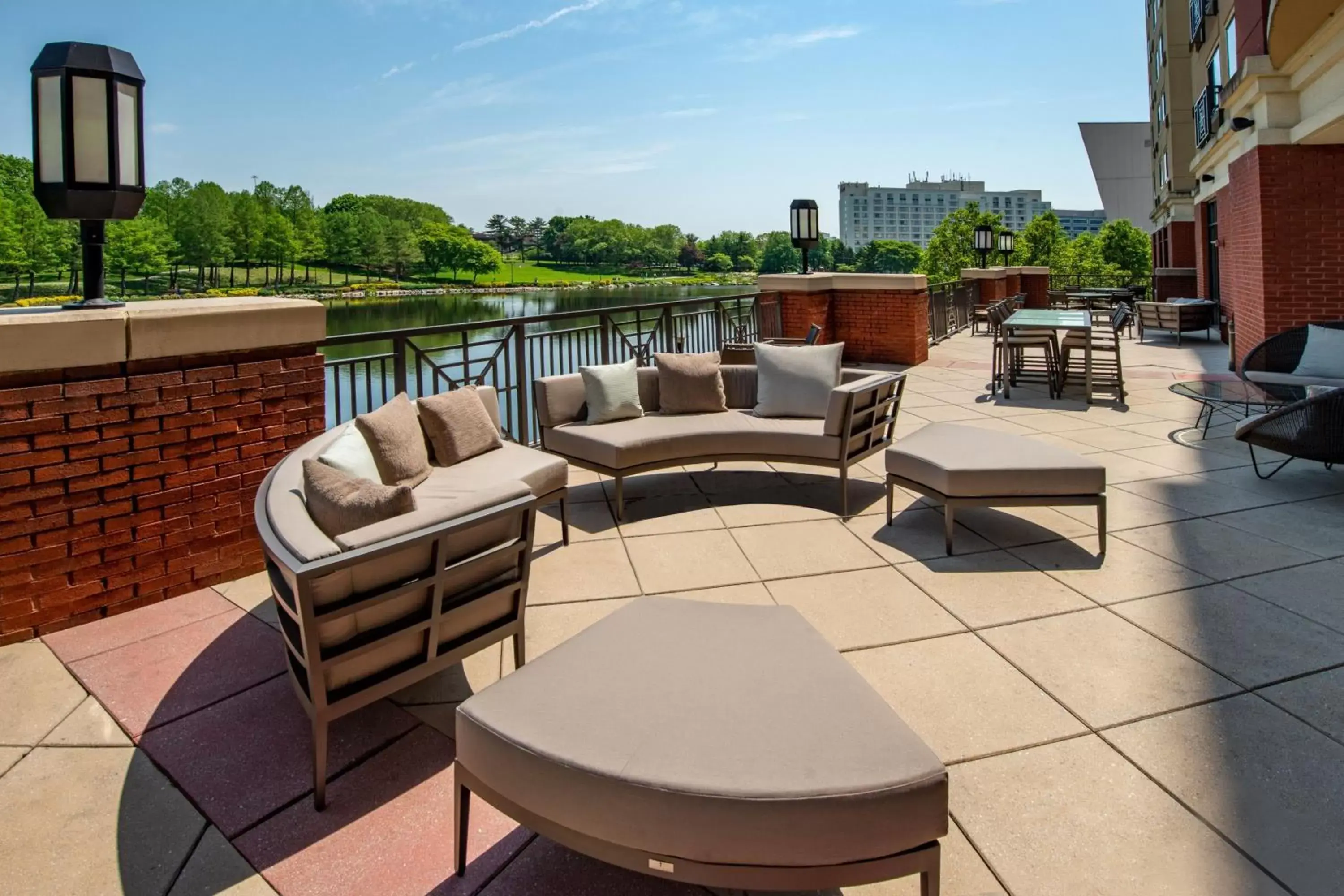 Property building, Balcony/Terrace in Courtyard by Marriott Gaithersburg Washingtonian Center