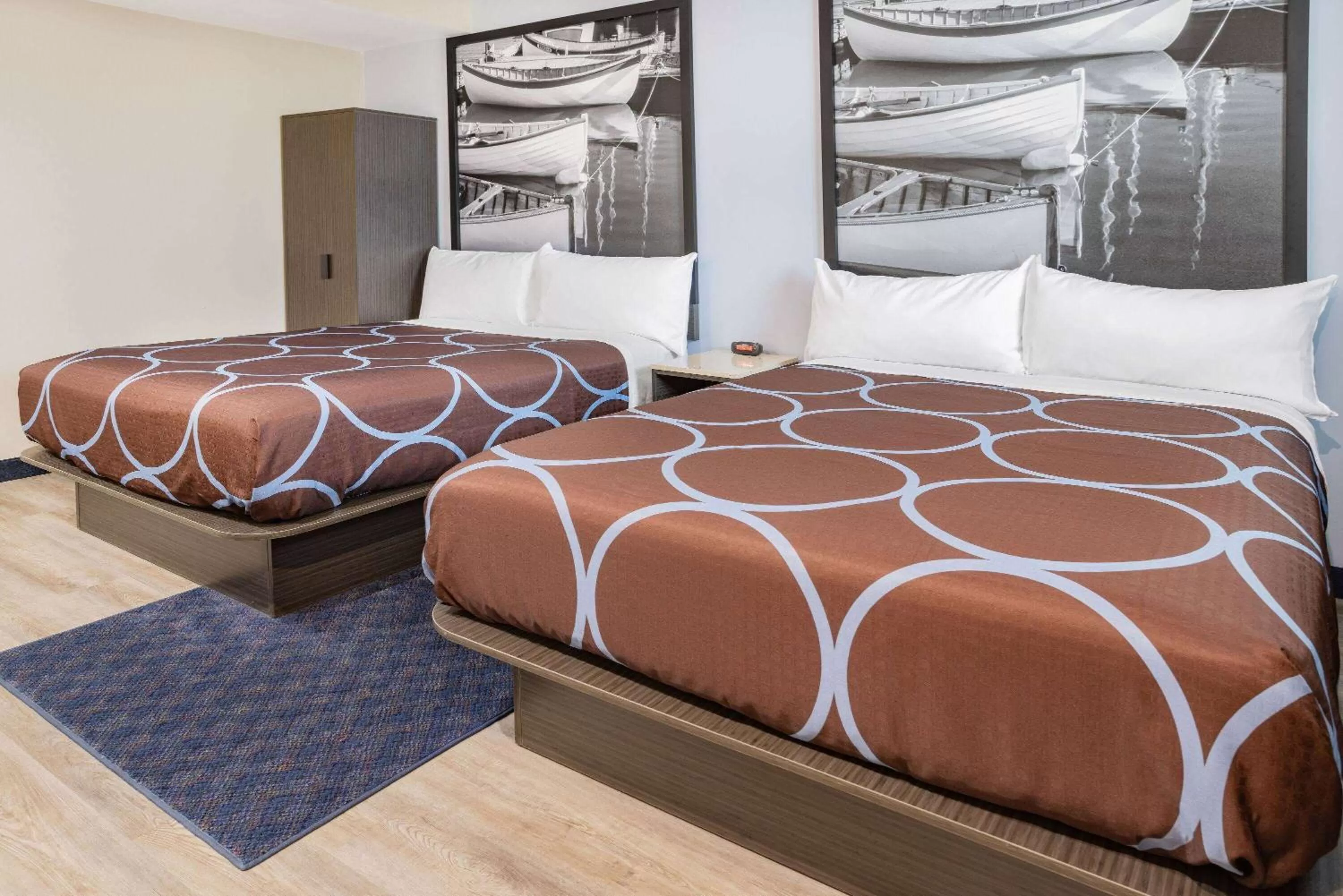 Photo of the whole room, Bed in Super 8 by Wyndham Lindenhurst