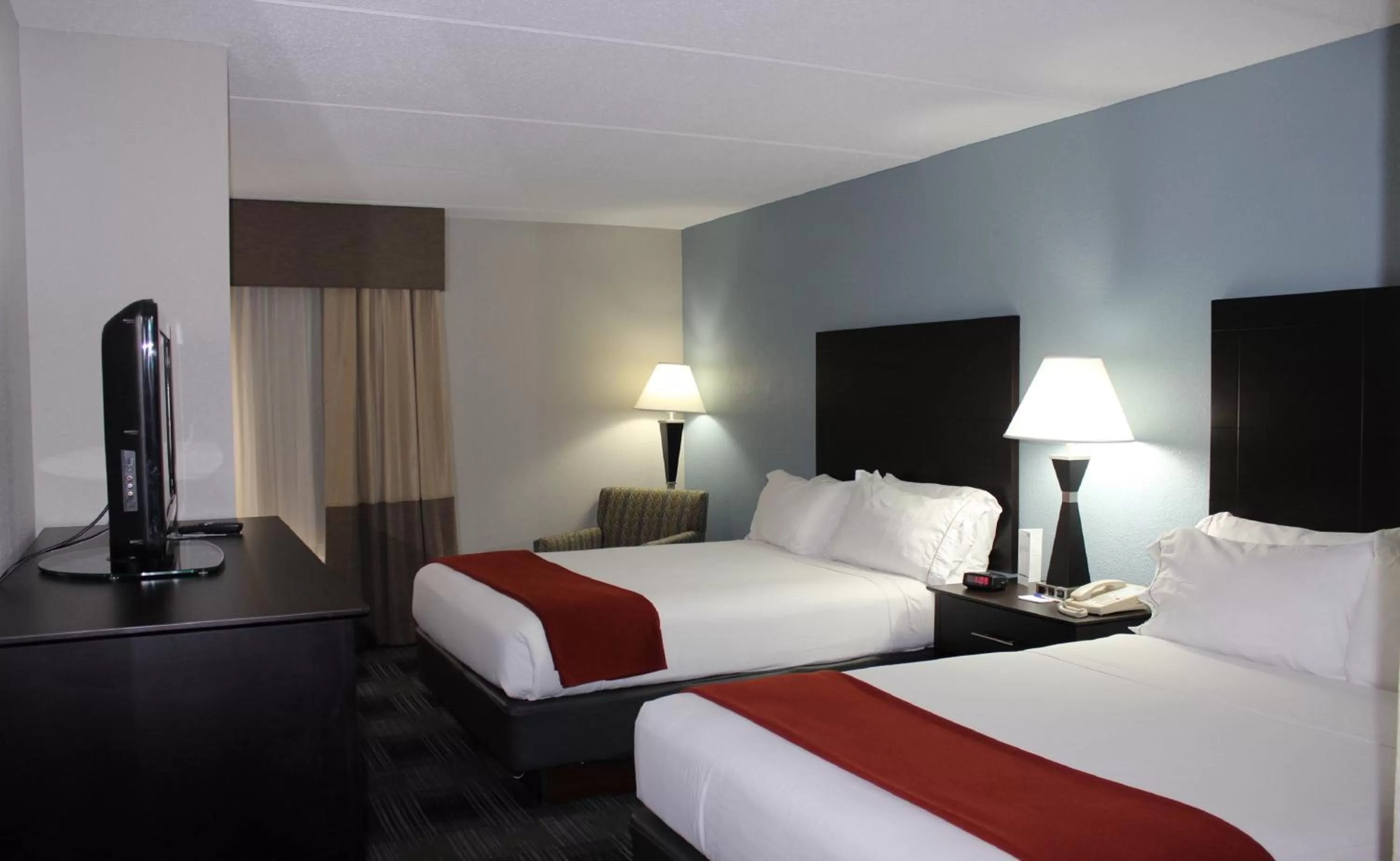 Photo of the whole room, Bed in Holiday Inn Express Forsyth by IHG