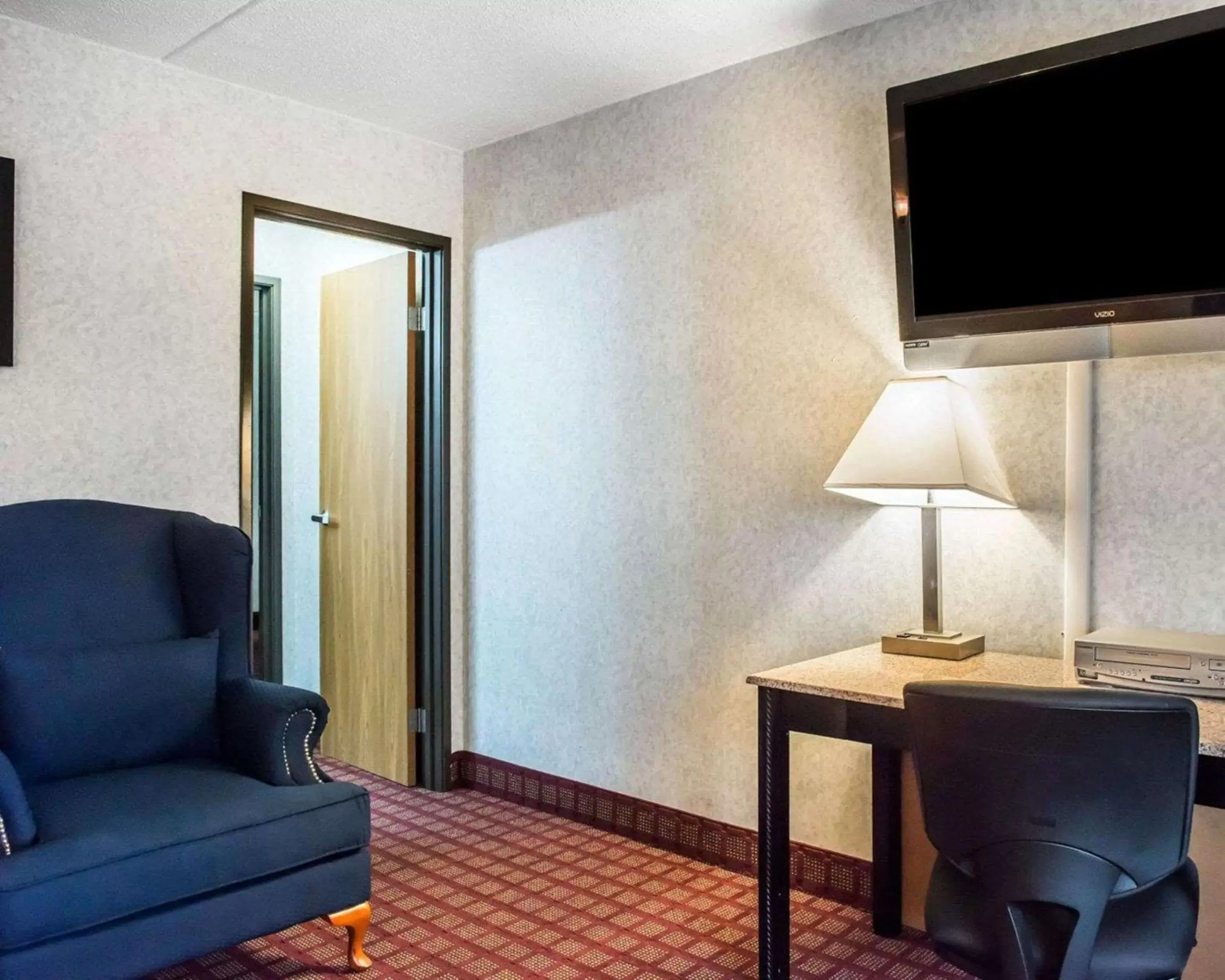 Photo of the whole room, TV/Entertainment Center in Quality Inn & Suites North Gibsonia