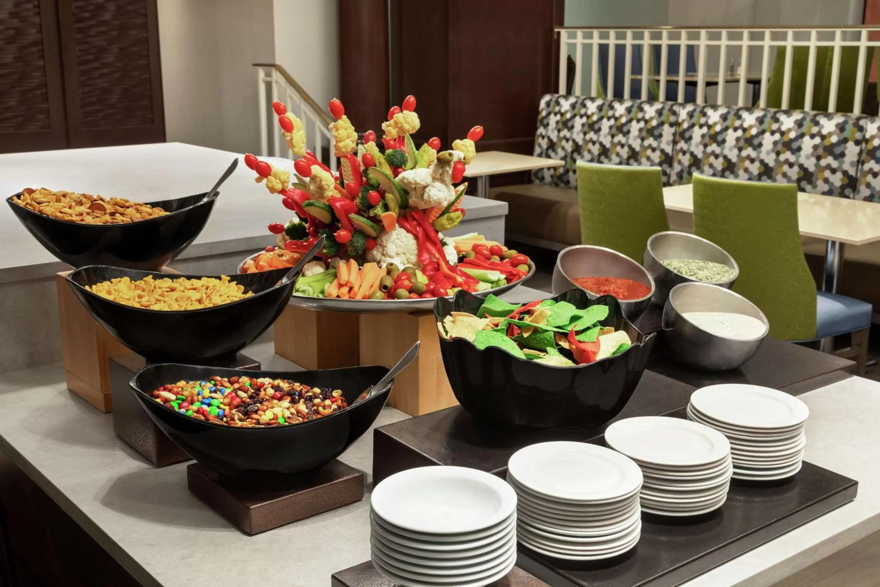 Dining area in Embassy Suites by Hilton Boston Waltham