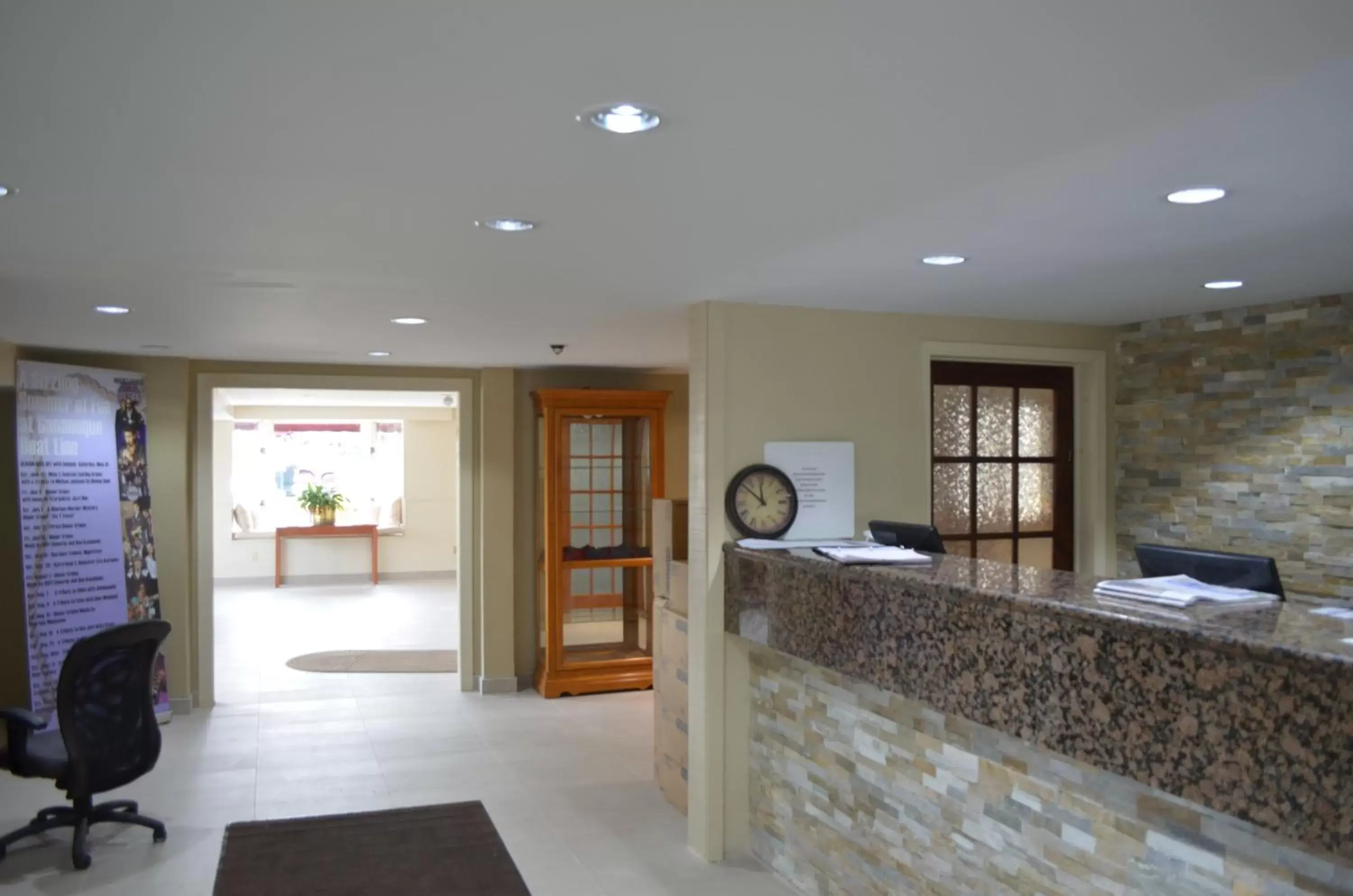 Lobby or reception, Lobby/Reception in Super 8 by Wyndham Gananoque - Country Squire Resort