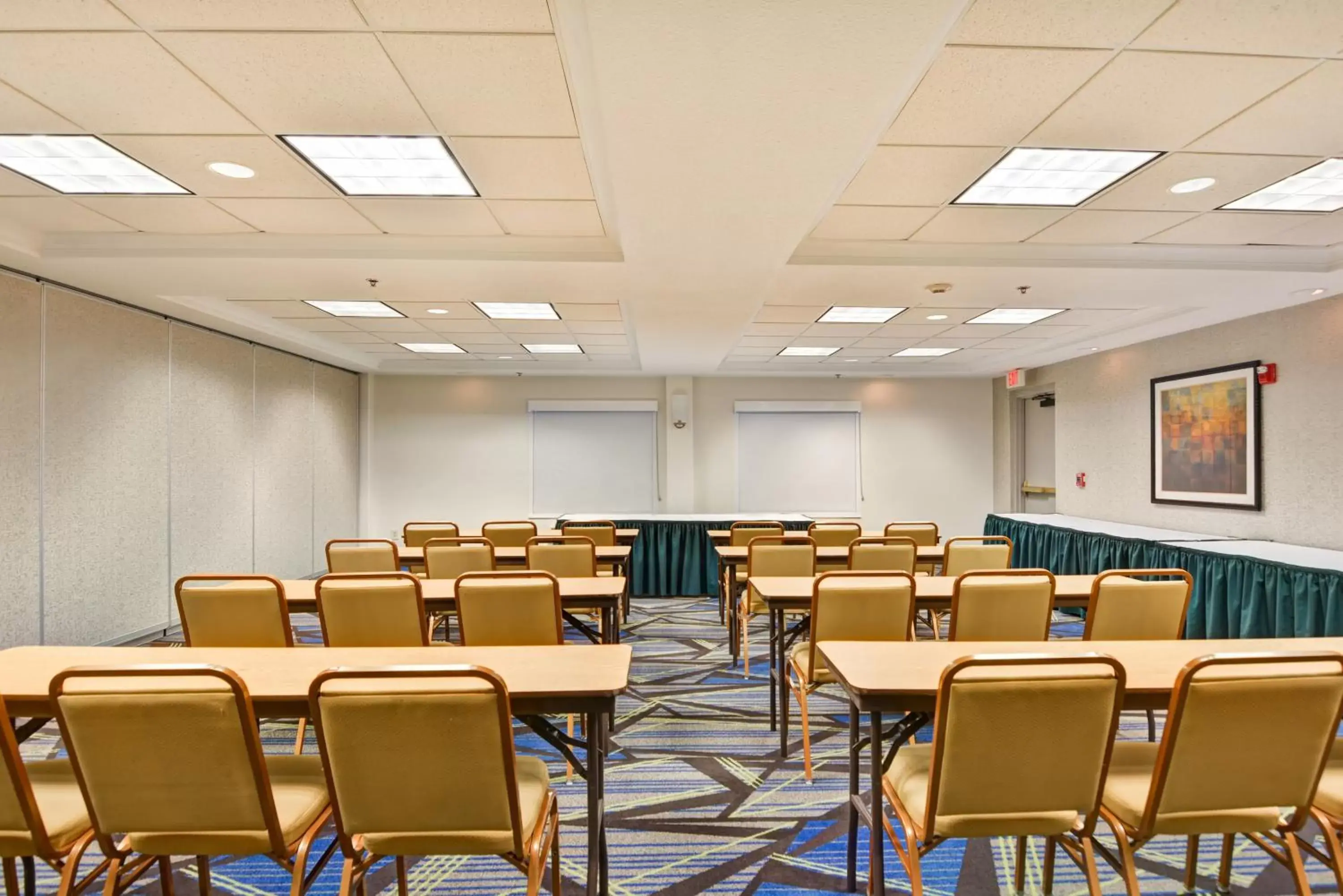 Meeting/conference room in Holiday Inn Express Hotel & Suites Milwaukee-New Berlin, an IHG Hotel