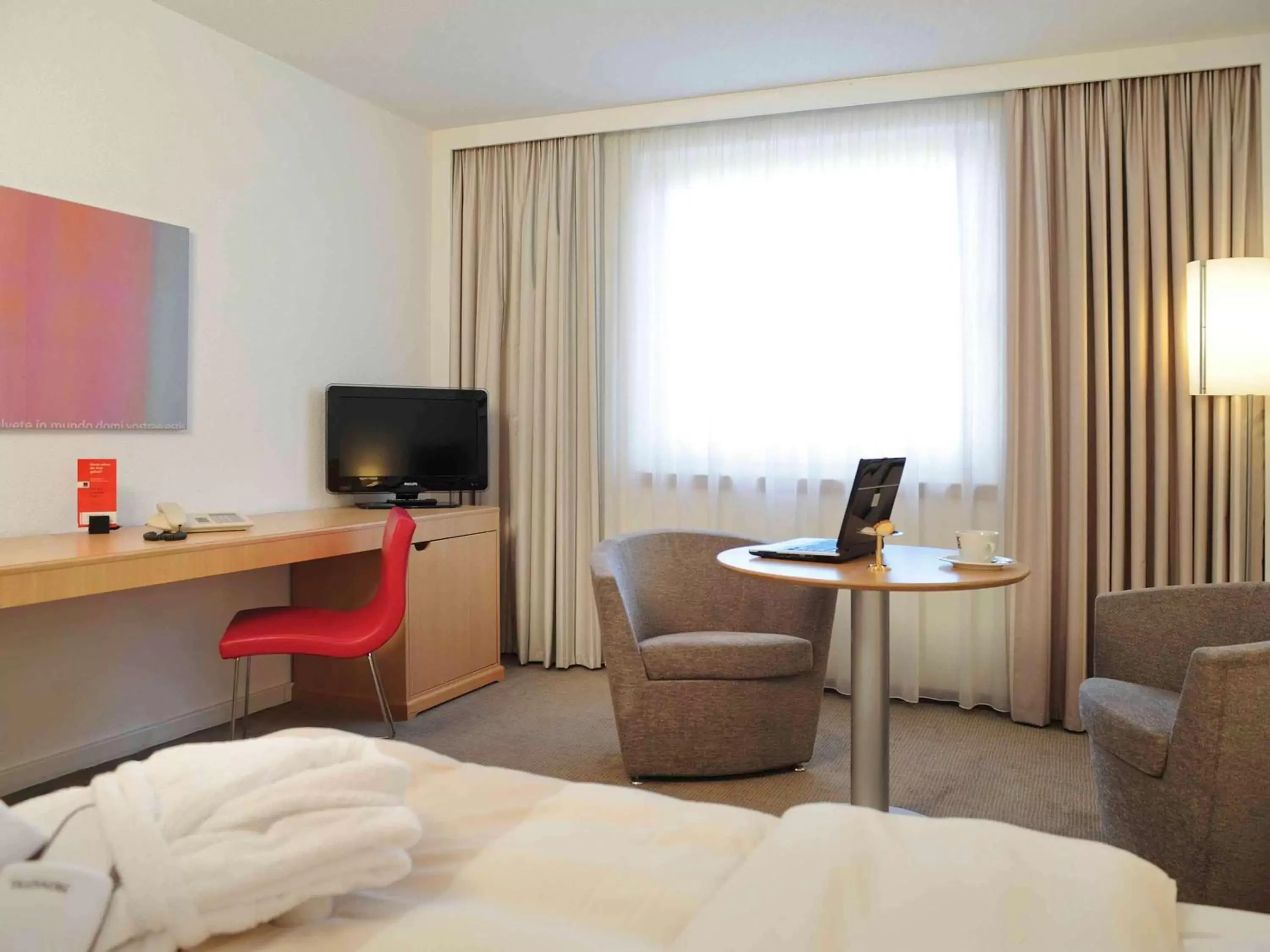 Photo of the whole room, Bed in Novotel Düsseldorf City West