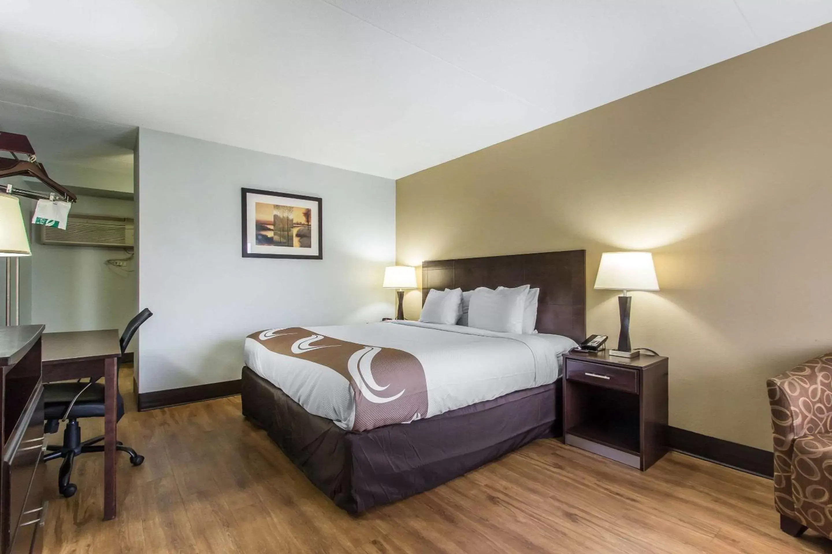 Photo of the whole room, Bed in Quality Inn Downtown Historic District