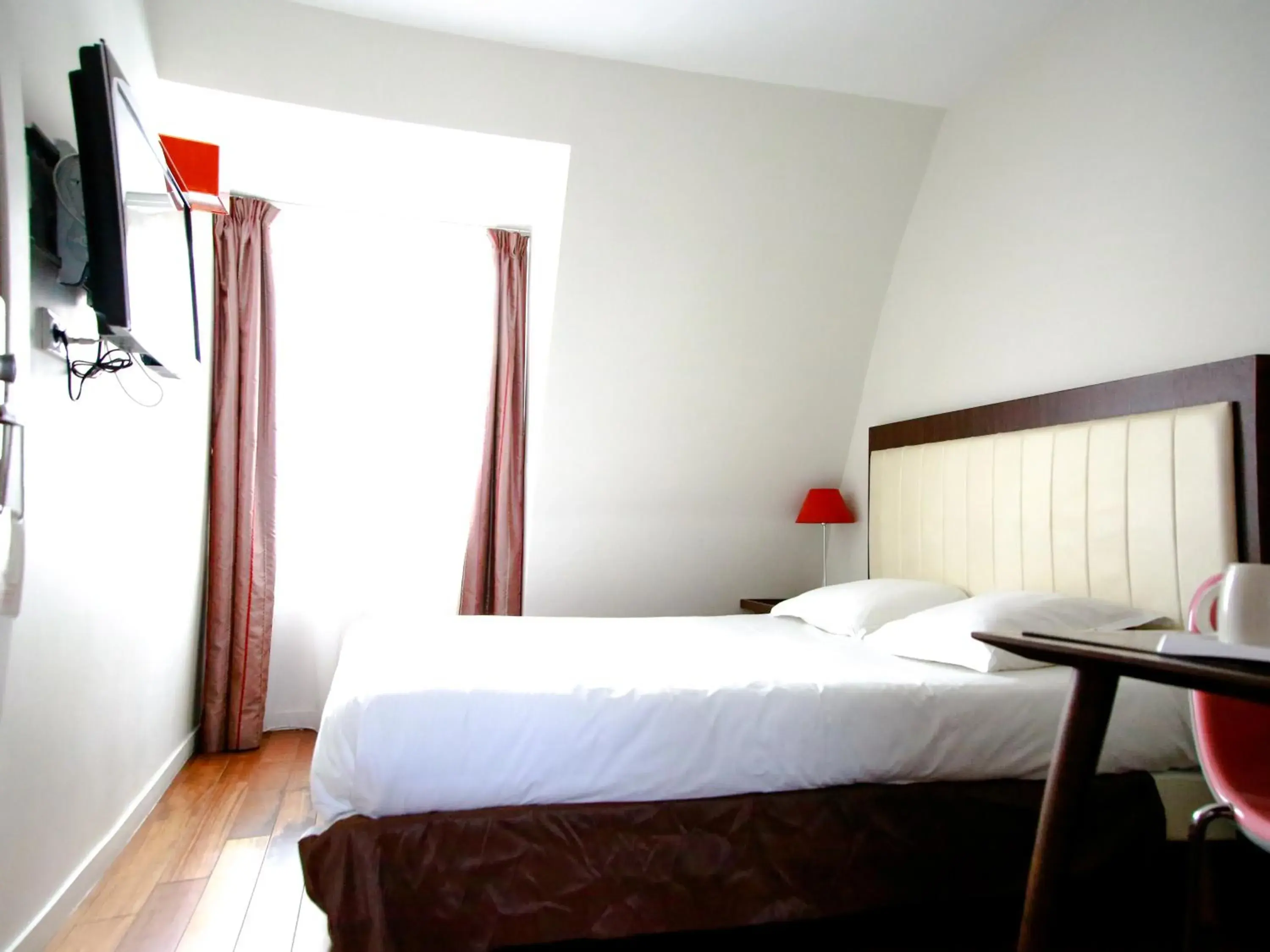Photo of the whole room, Bed in Avalon Hotel - Gare Du Nord Paris