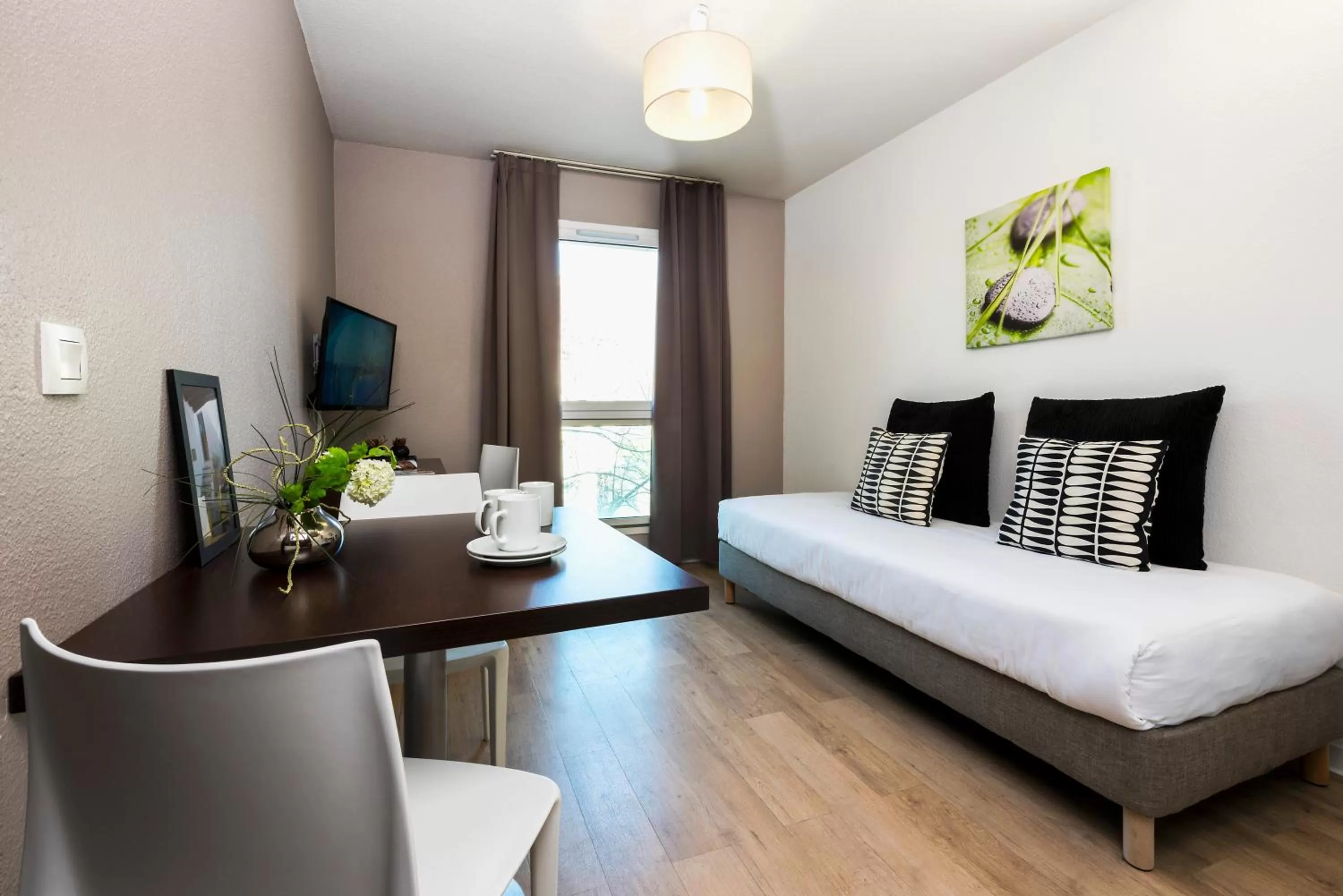 Seating area, Bed in Ténéo Apparthotel Bordeaux - Gare Saint Jean