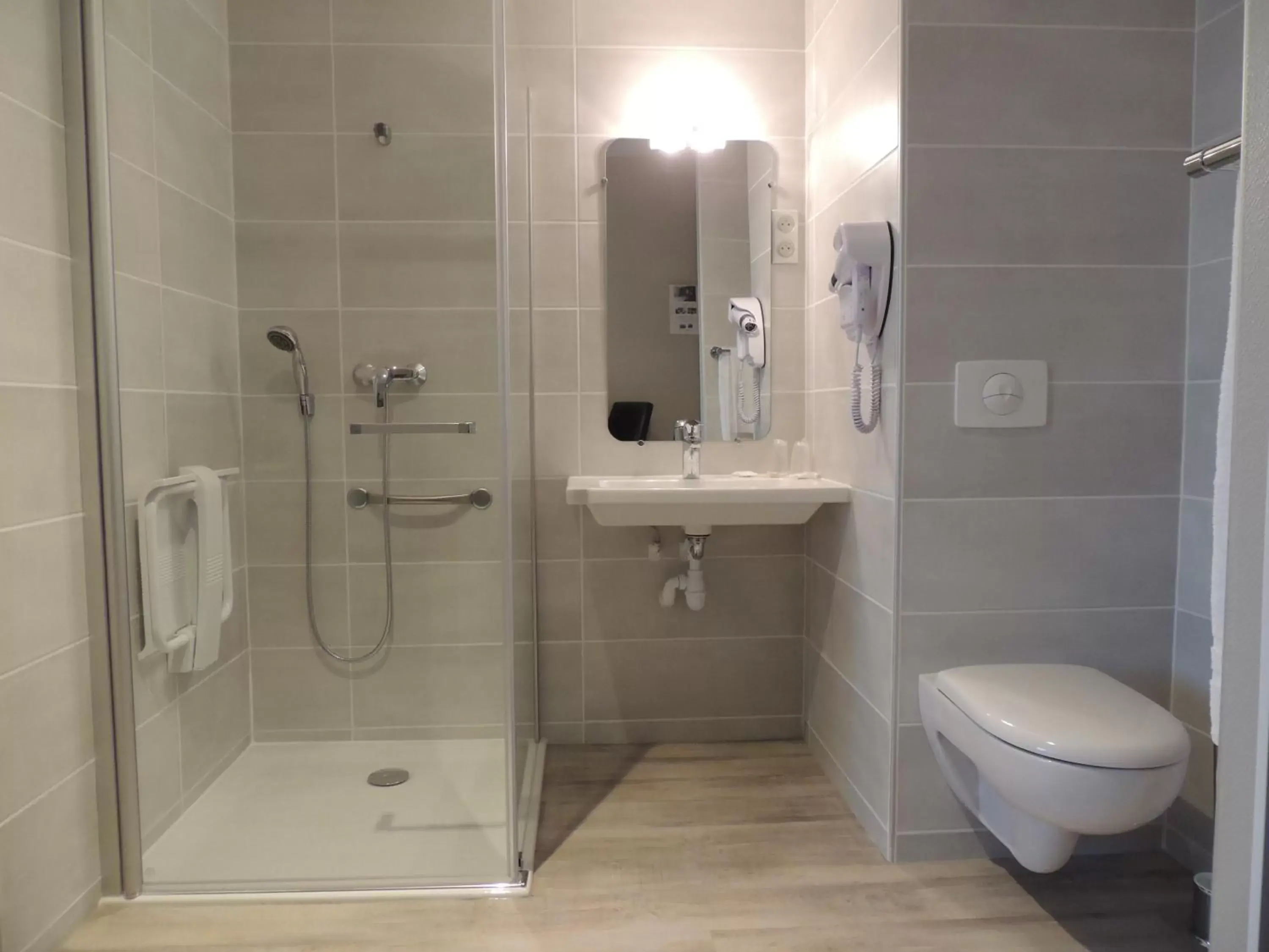 Shower, Bathroom in Cit Hotel LA PYRAMIDE