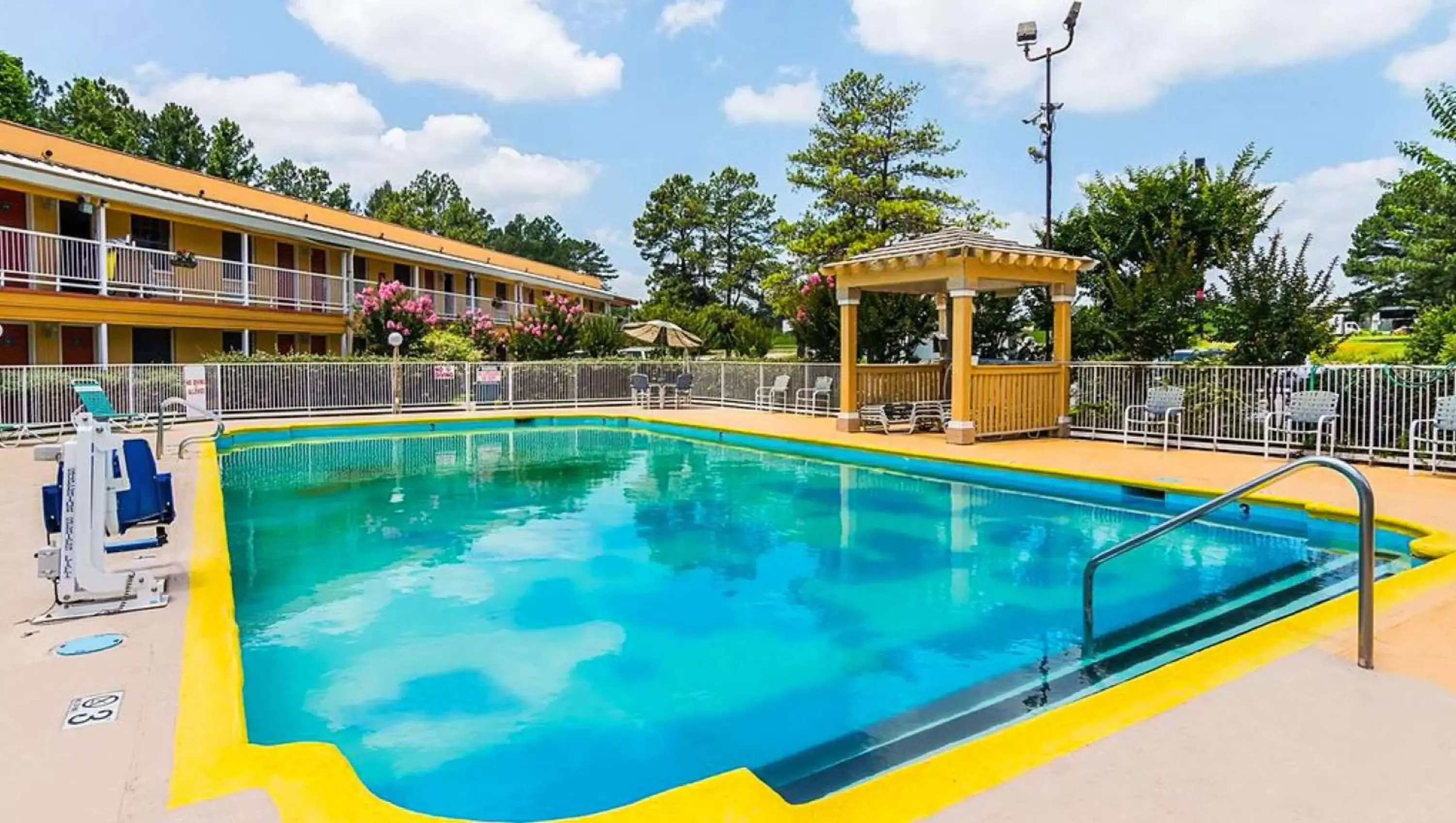 Swimming pool in Magnuson Hotel Little Rock South