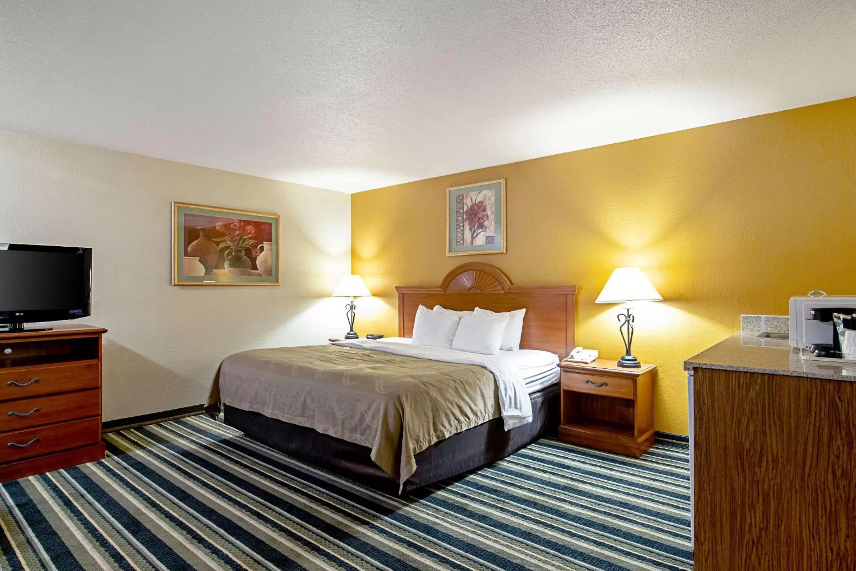 Photo of the whole room, Bed in Quality Inn Huron
