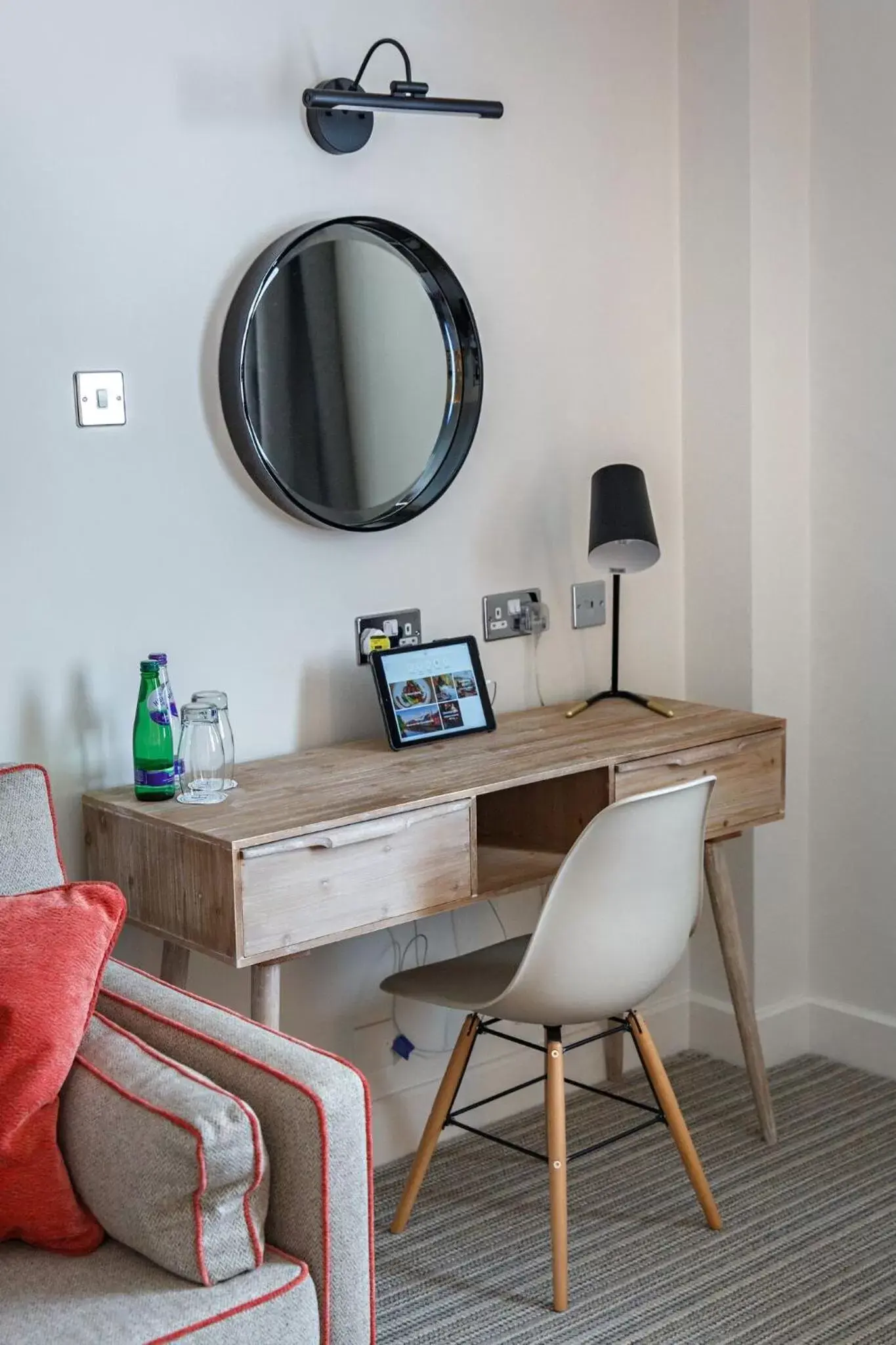 Seating area, TV/Entertainment Center in The Maids Head Hotel