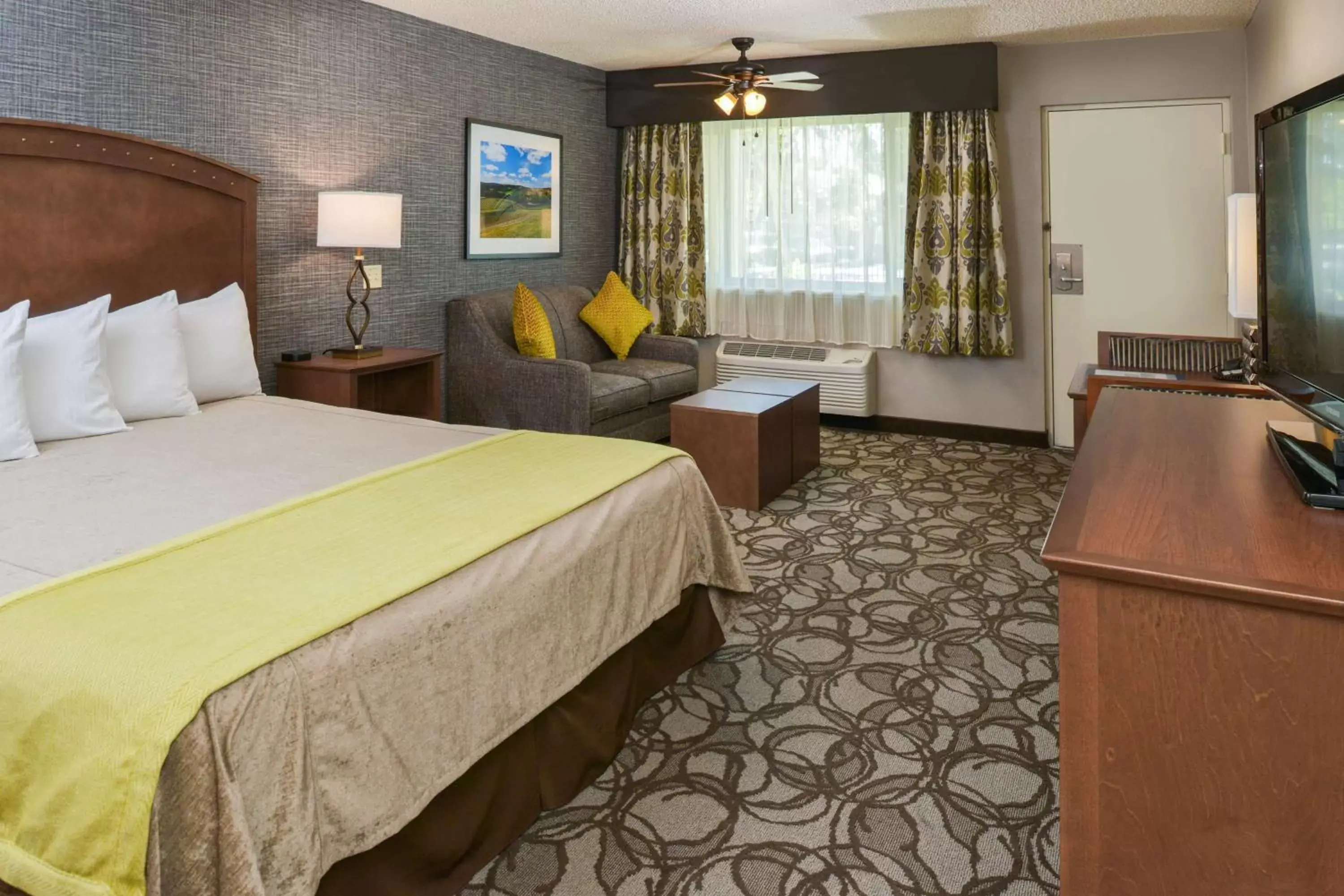 Photo of the whole room, Bed in Best Western Plus Black Oak