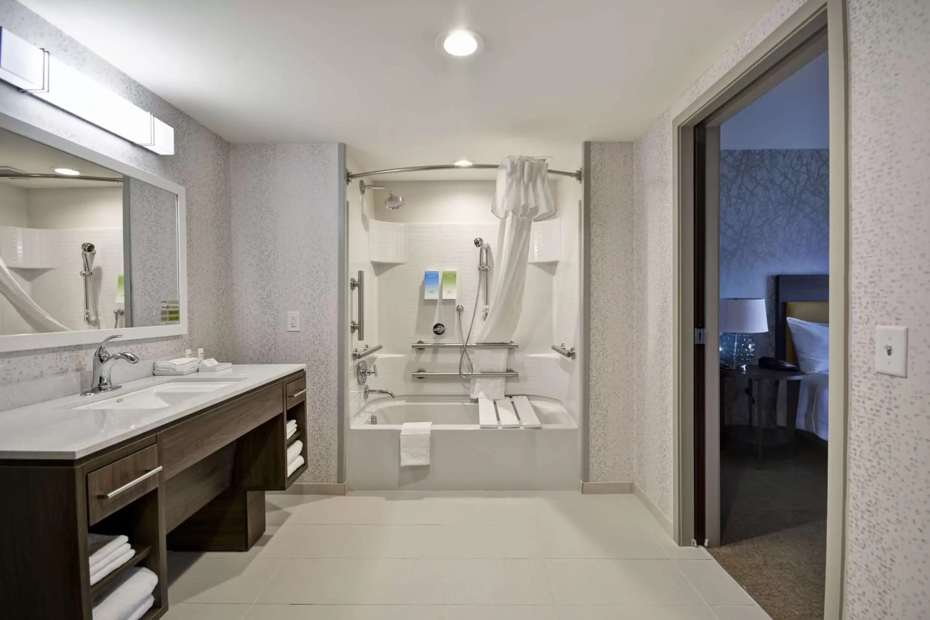 Bathroom in Home2 Suites By Hilton Columbus Airport East Broad