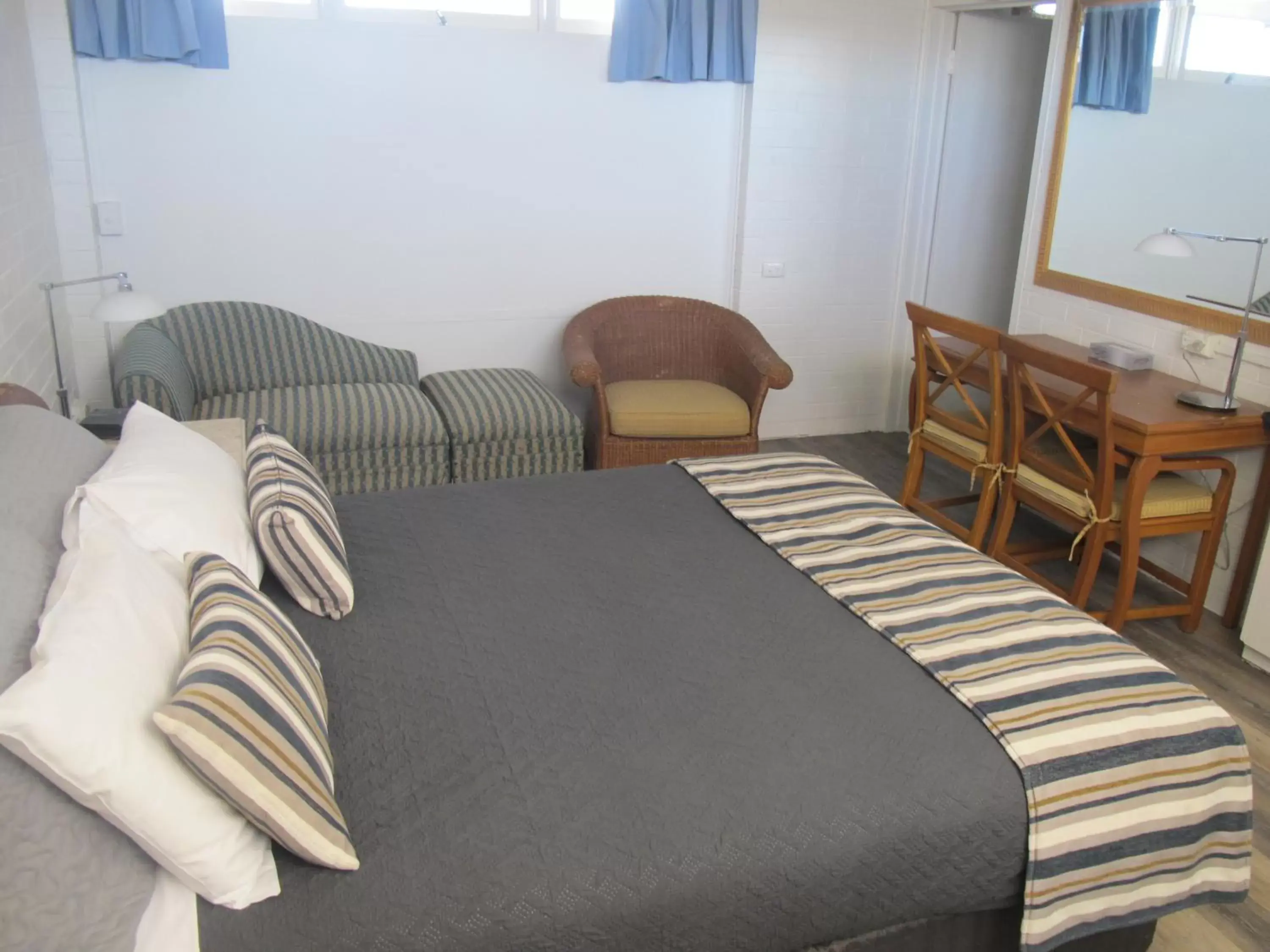Bed, Seating Area in Dalby Parkview Motel