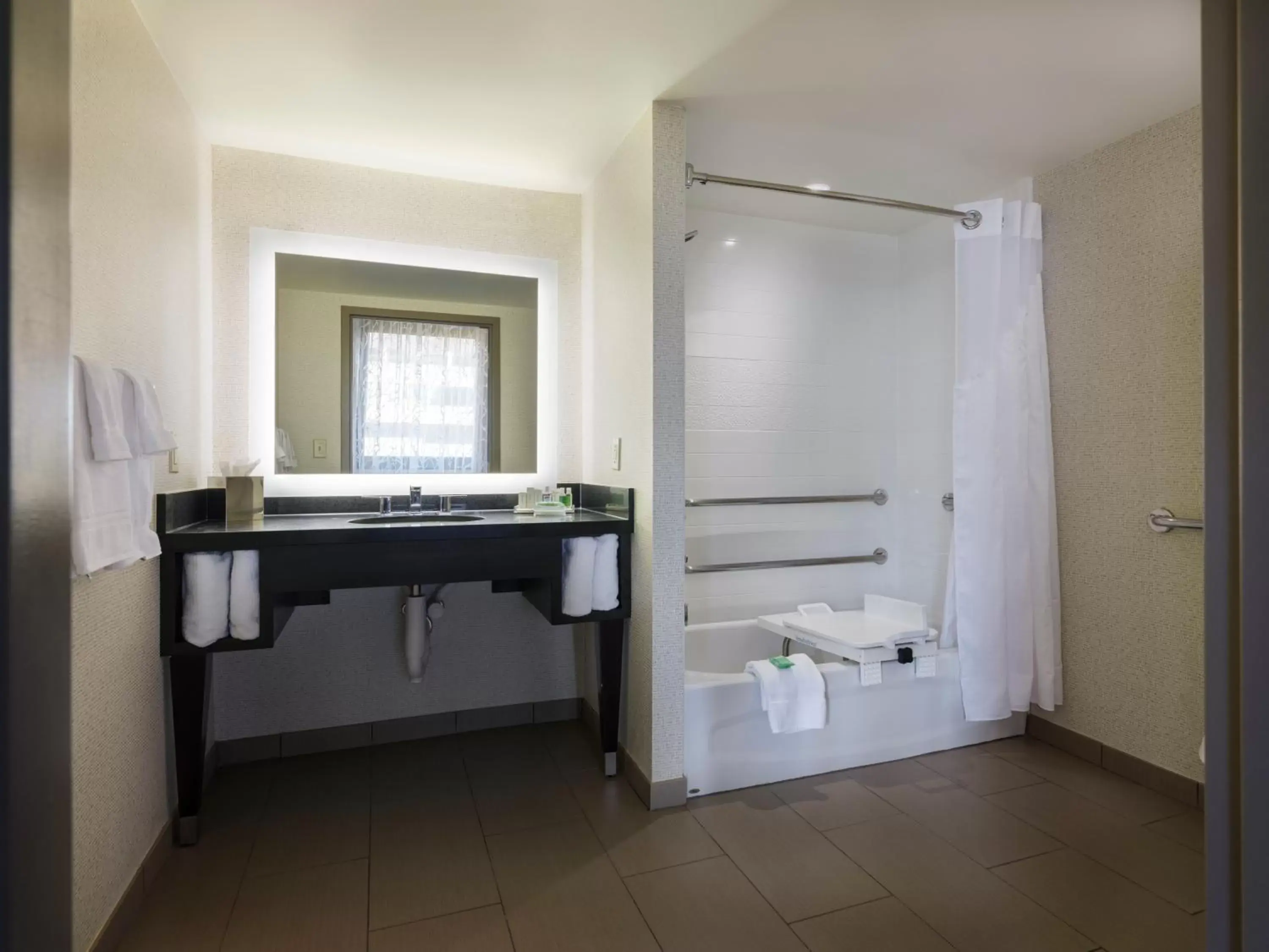 Photo of the whole room, Bathroom in Holiday Inn Washington Capitol-National Mall, an IHG Hotel