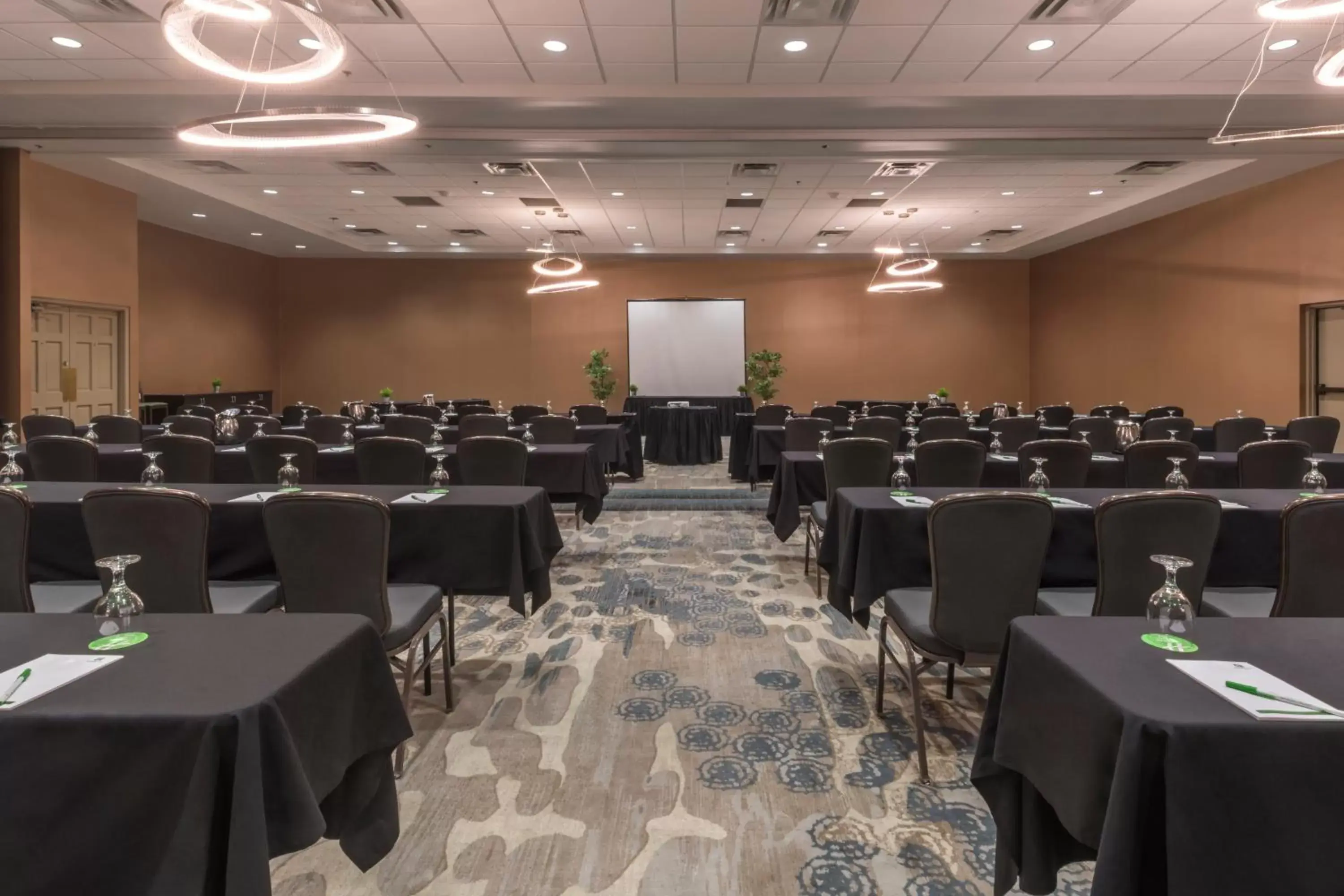 Meeting/conference room in Holiday Inn and Suites Phoenix Airport North, an IHG Hotel