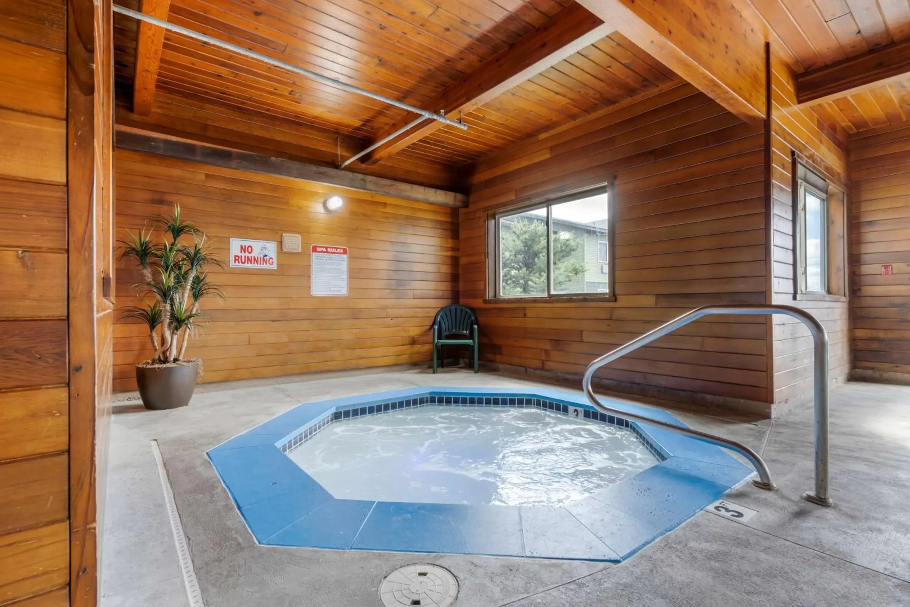 Pool view, Swimming Pool in Best Western Pinedale Inn