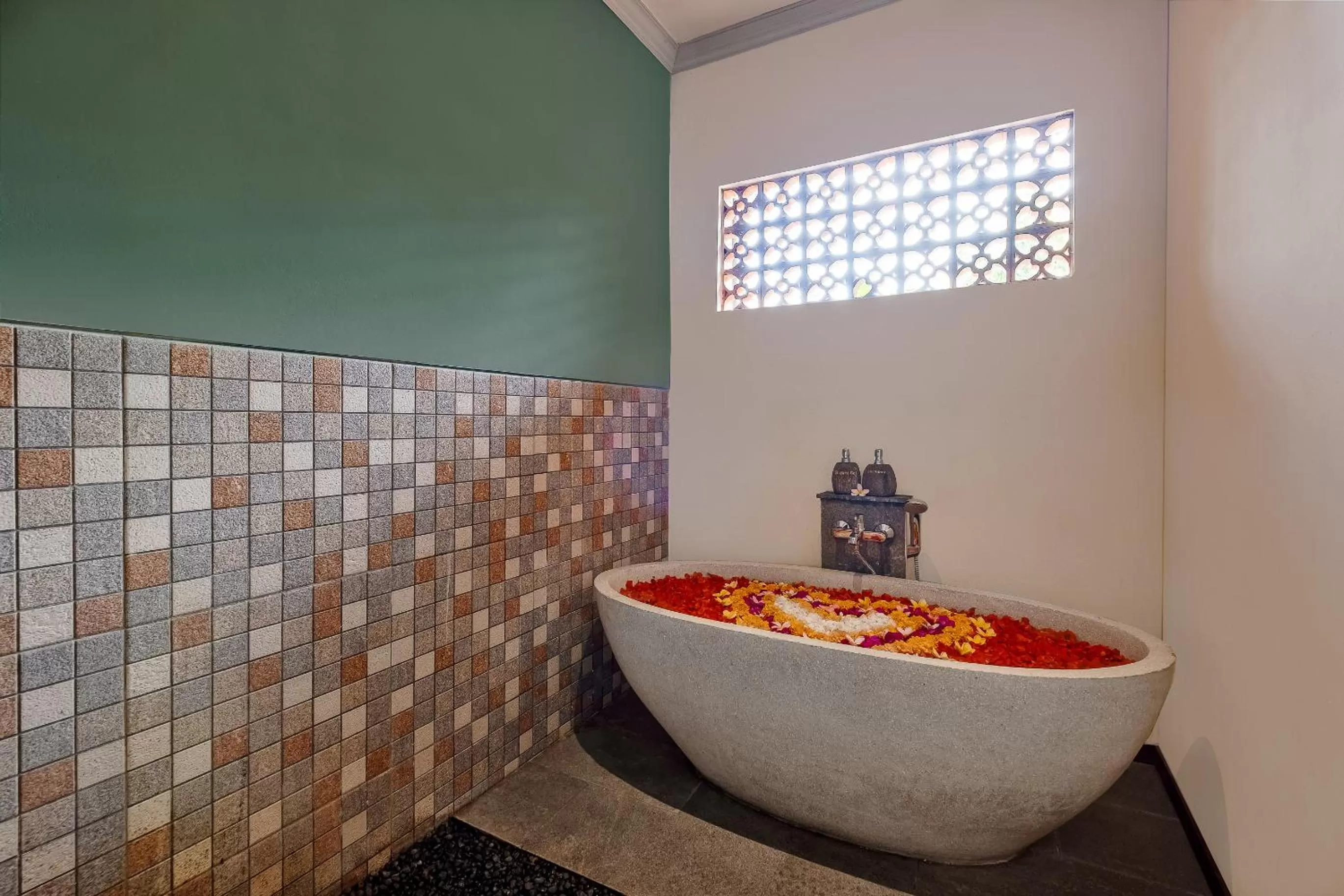 Bath in Kubu Rama Ubud Cottage