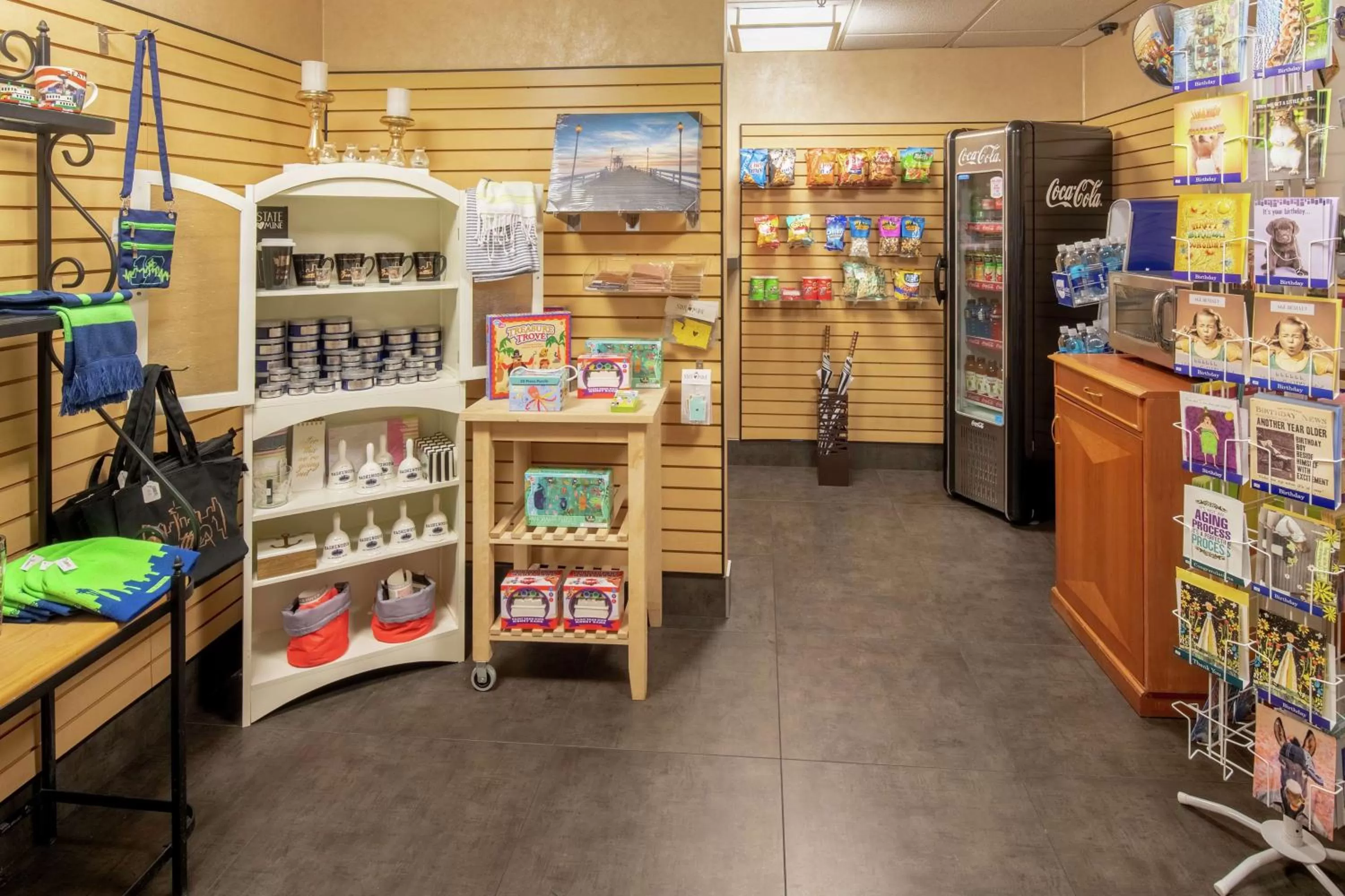 On-site shops in DoubleTree Suites by Hilton Seattle Airport/Southcenter