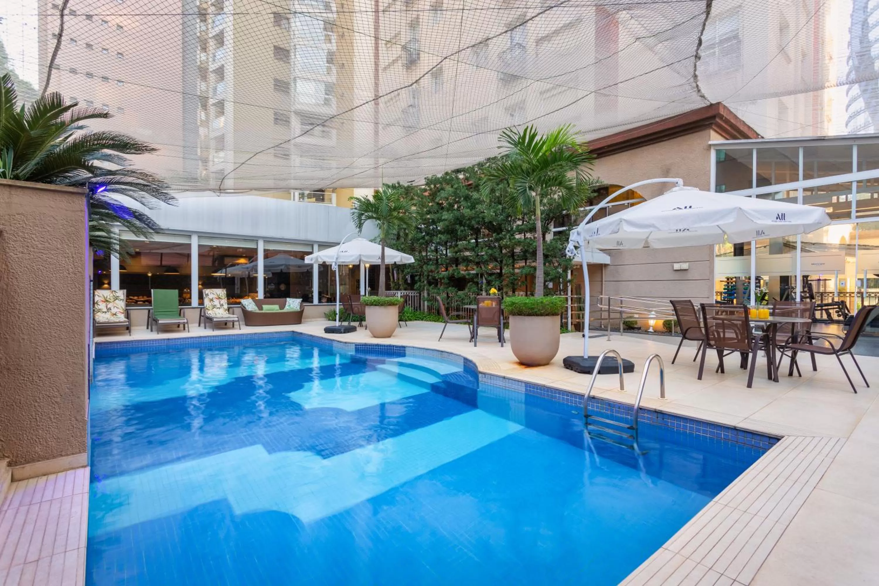 Swimming pool in Mercure Sao Paulo JK