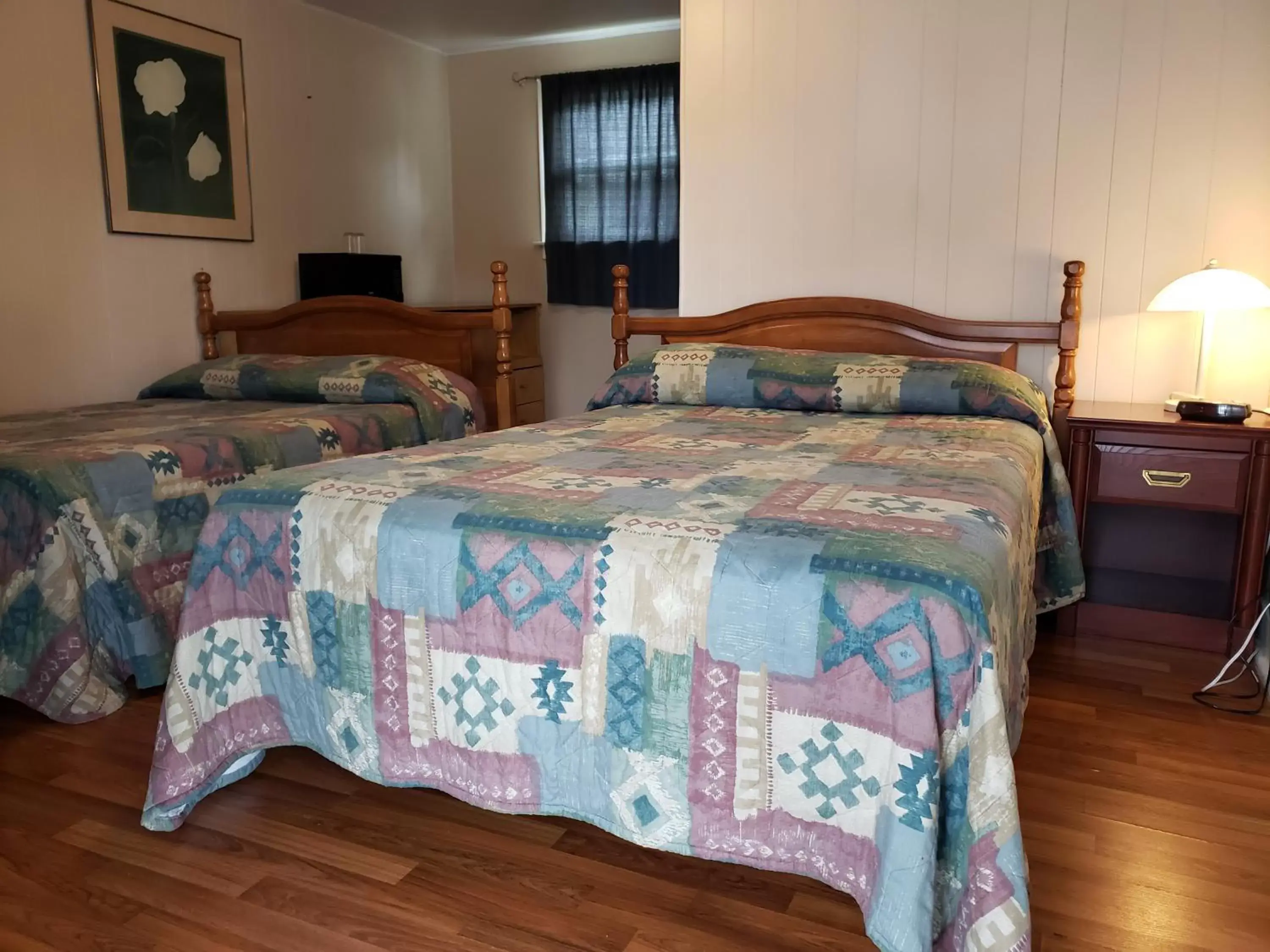 Bedroom, Bed in Regent Motel