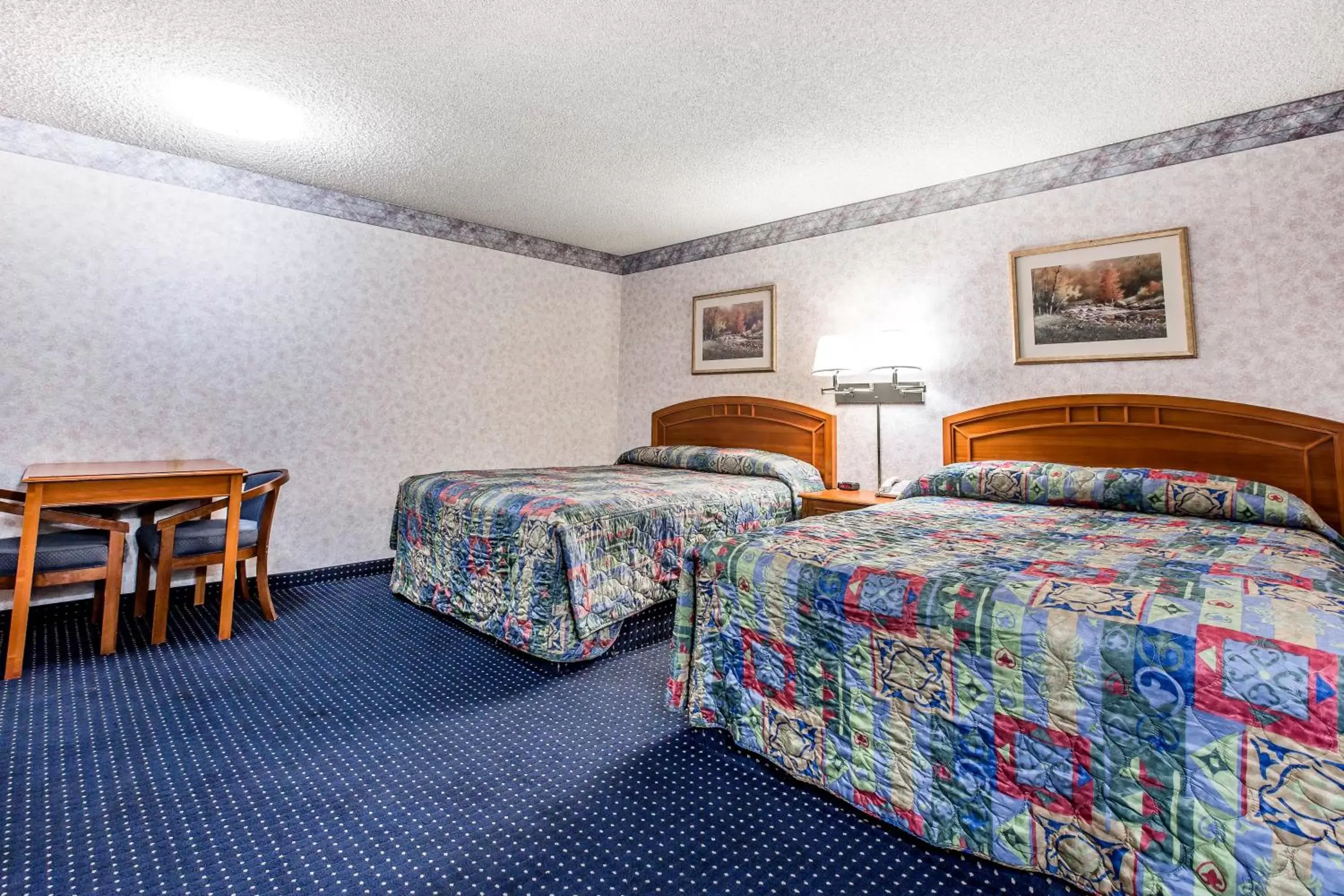 Deluxe Queen Suite in Econo Lodge Inn & Suites near China Lake Naval Station