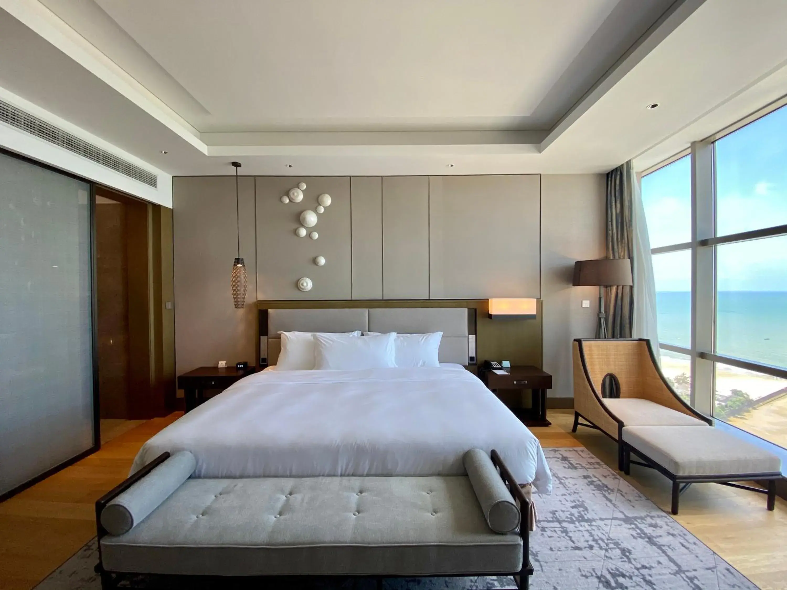 Bed in Crowne Plaza Beihai Silver Beach, an IHG Hotel