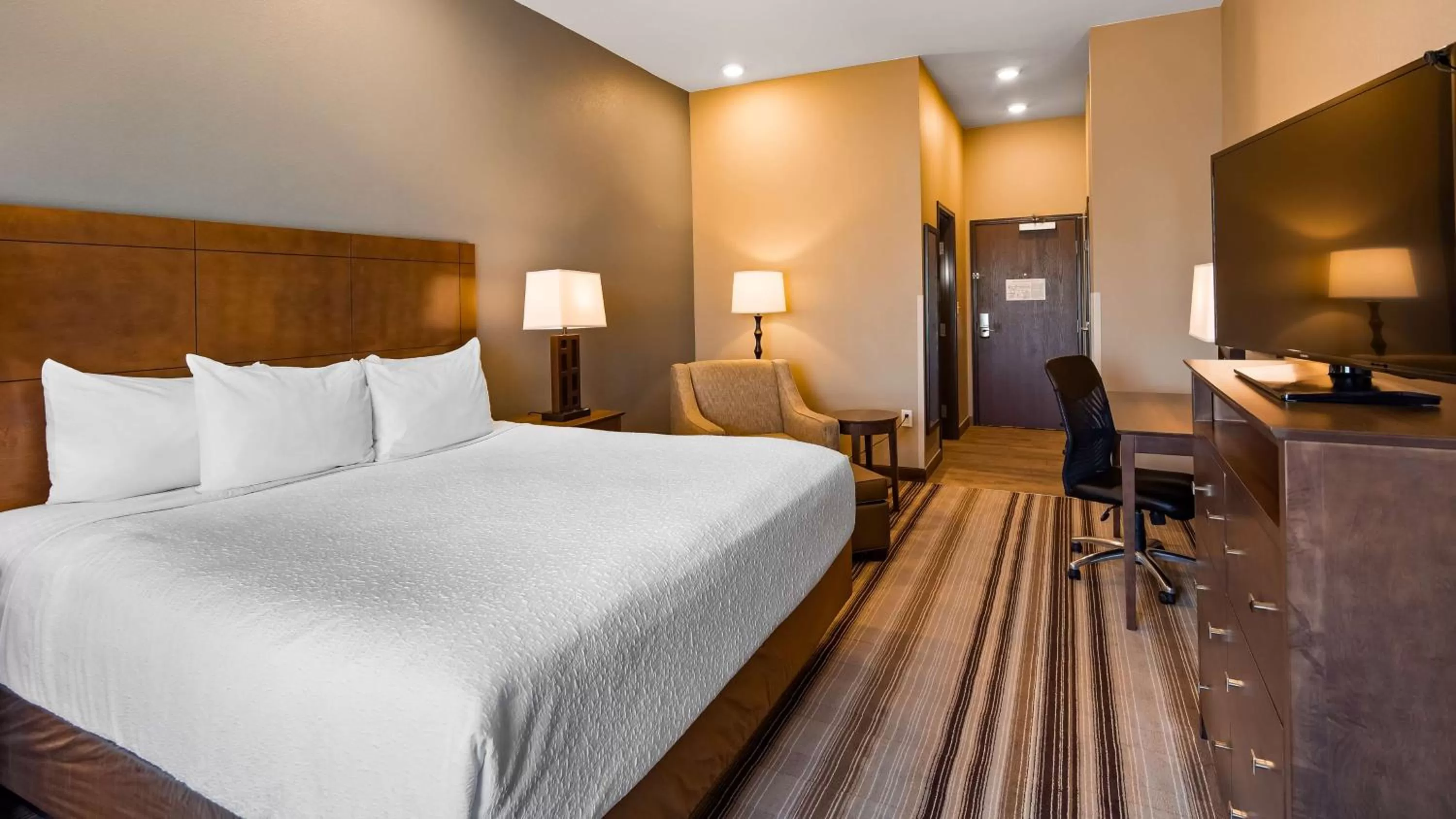 Bedroom, Bed in Best Western Plus Overland Inn