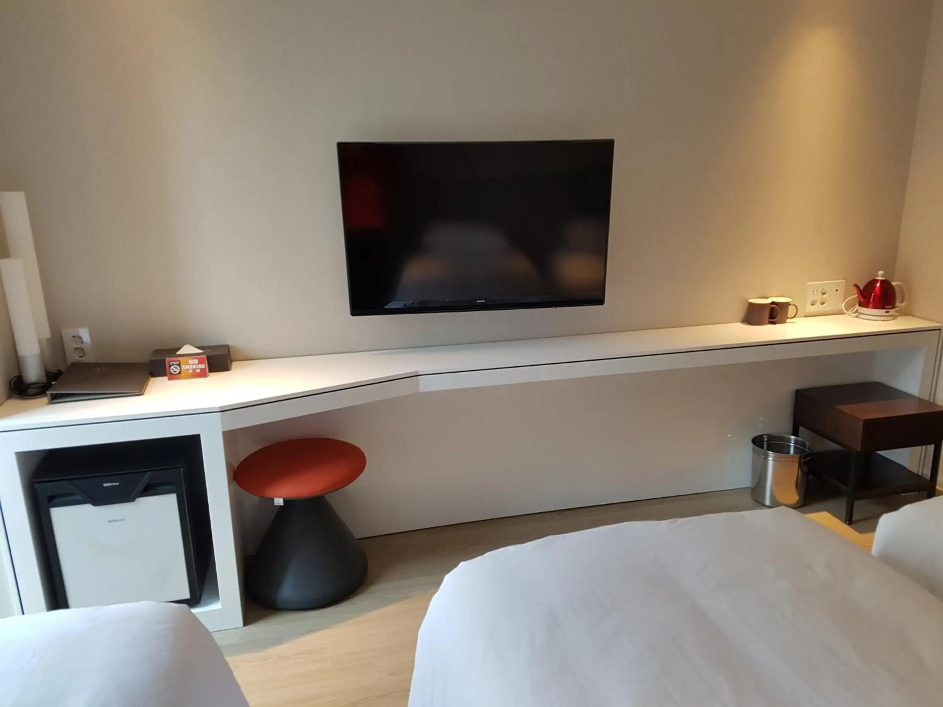 Bedroom, TV/Entertainment Center in Hotel Thomas Myeongdong
