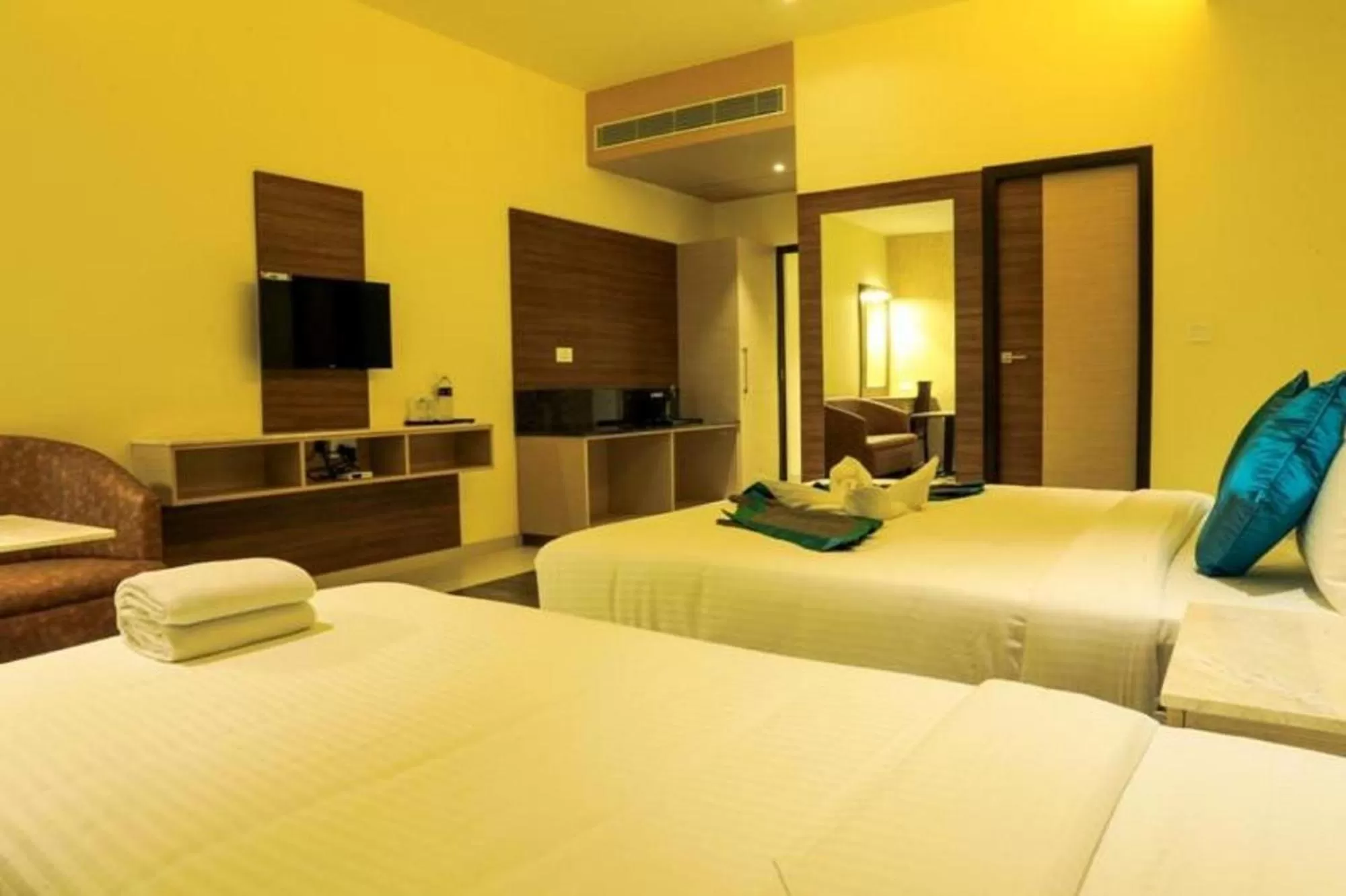 Photo of the whole room, Bed in Laya Regency