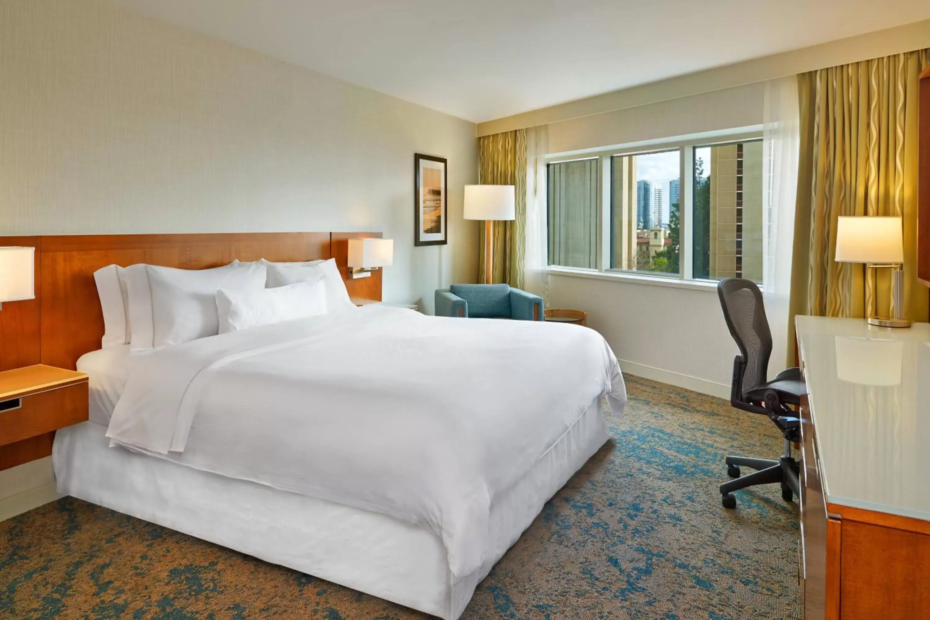 Photo of the whole room, Bed in The Westin San Diego Bayview