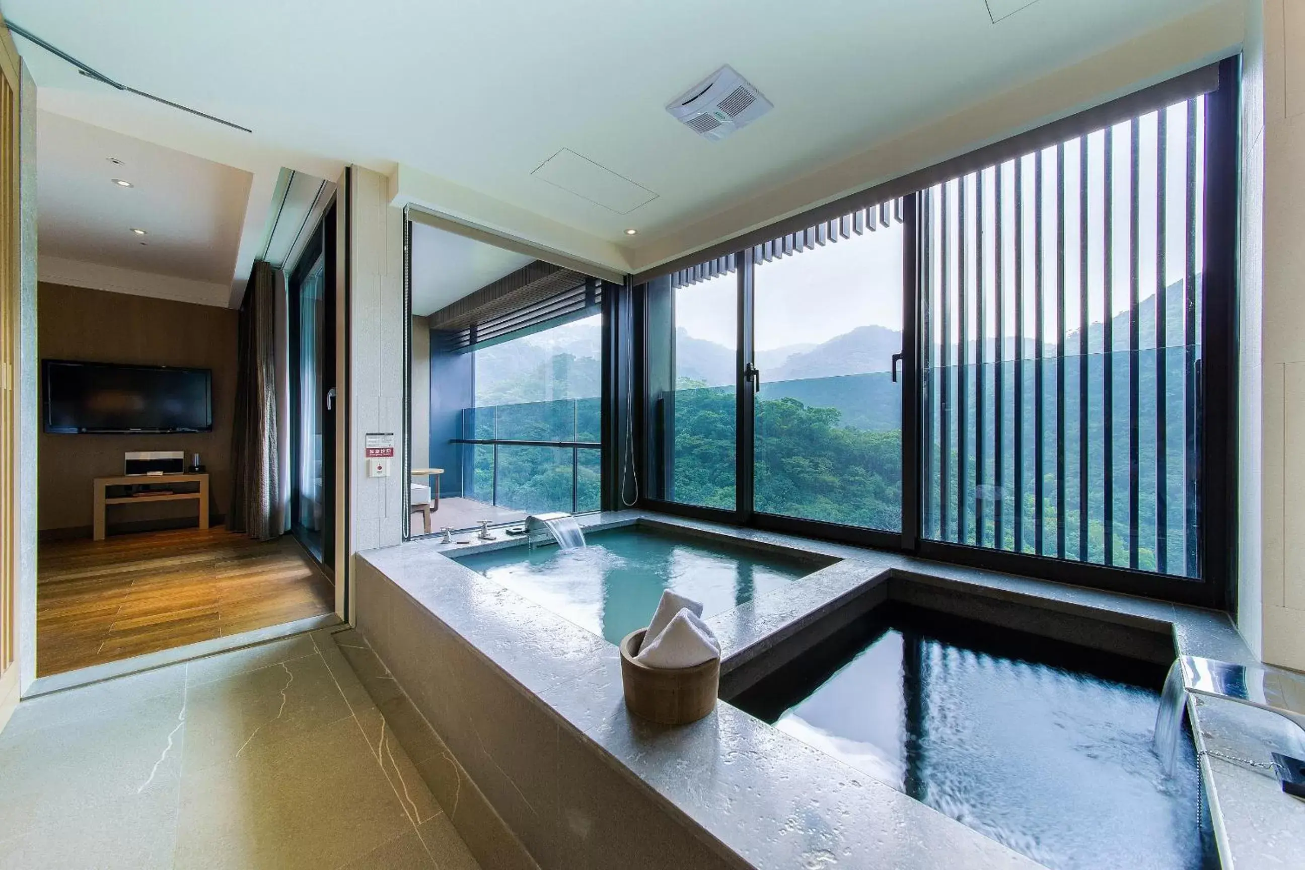 Bathroom, Swimming Pool in Grand View Resort Beitou