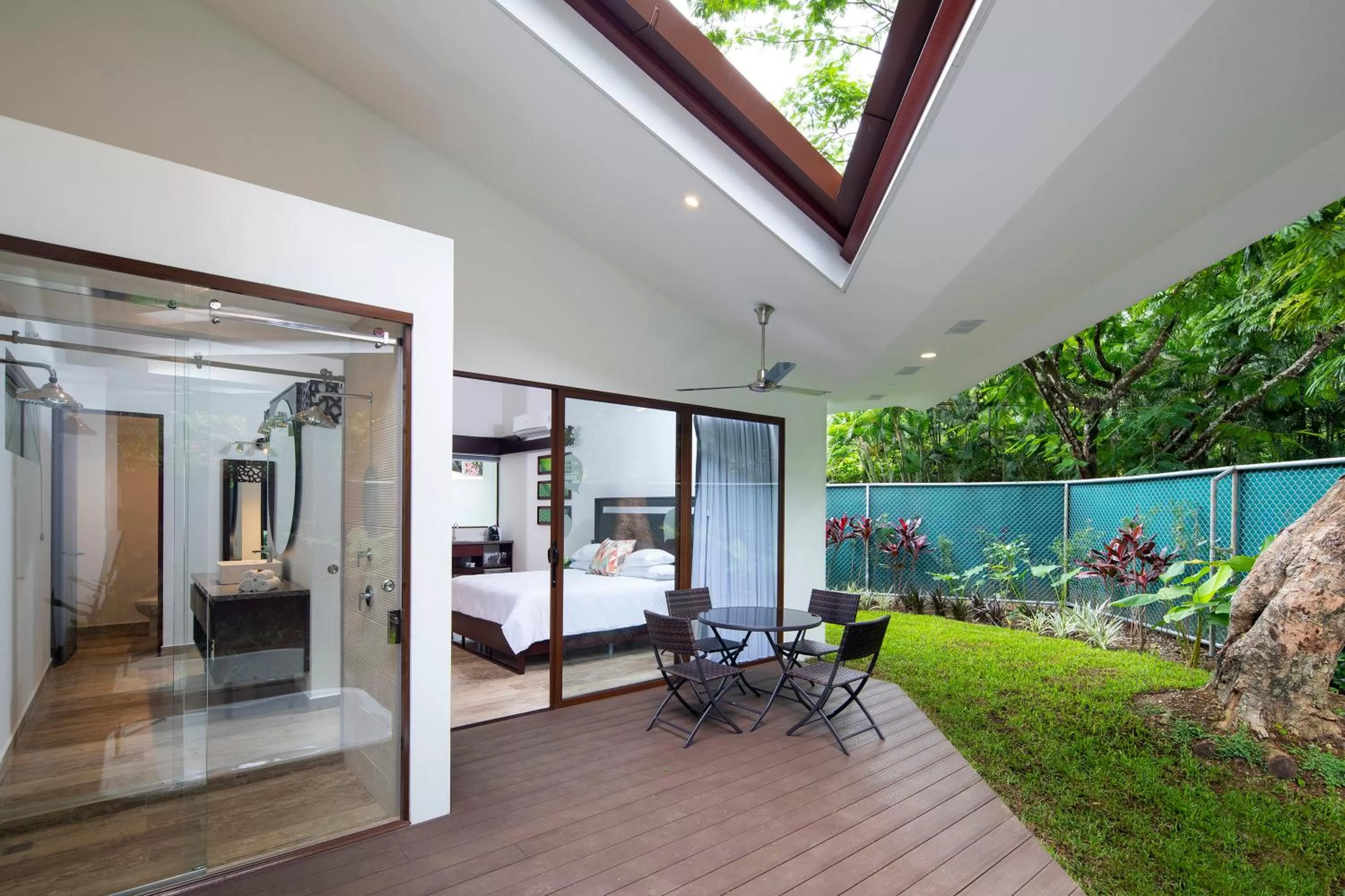 Shower in Pumilio Mountain & Ocean Hotel