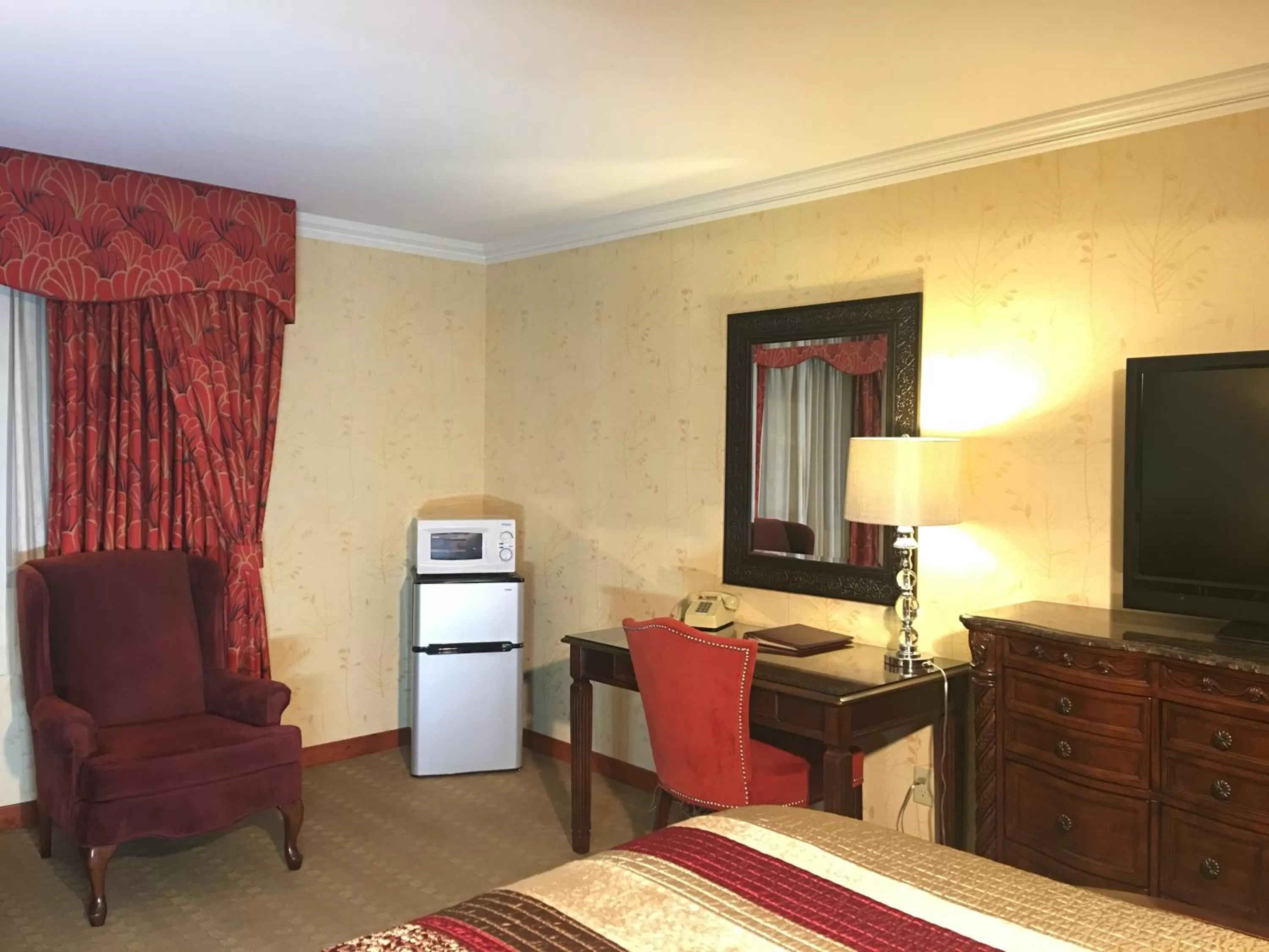 TV/Entertainment Center in Acorn Motor Inn