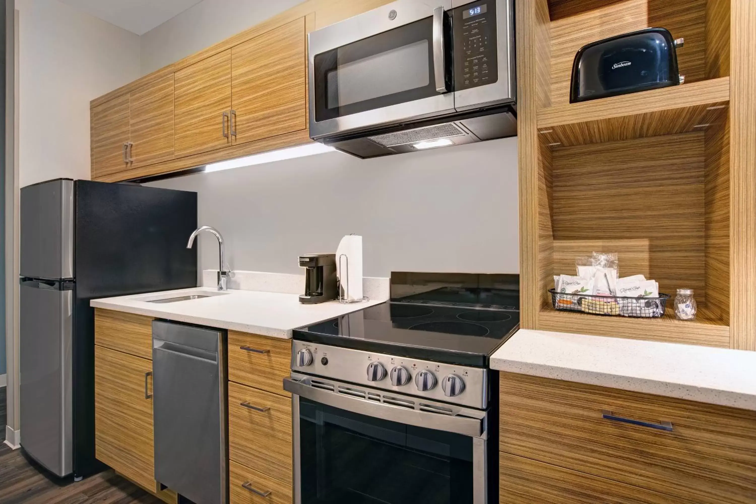 Kitchen or kitchenette, Kitchen/Kitchenette in TownePlace Suites by Marriott Potomac Mills Woodbridge