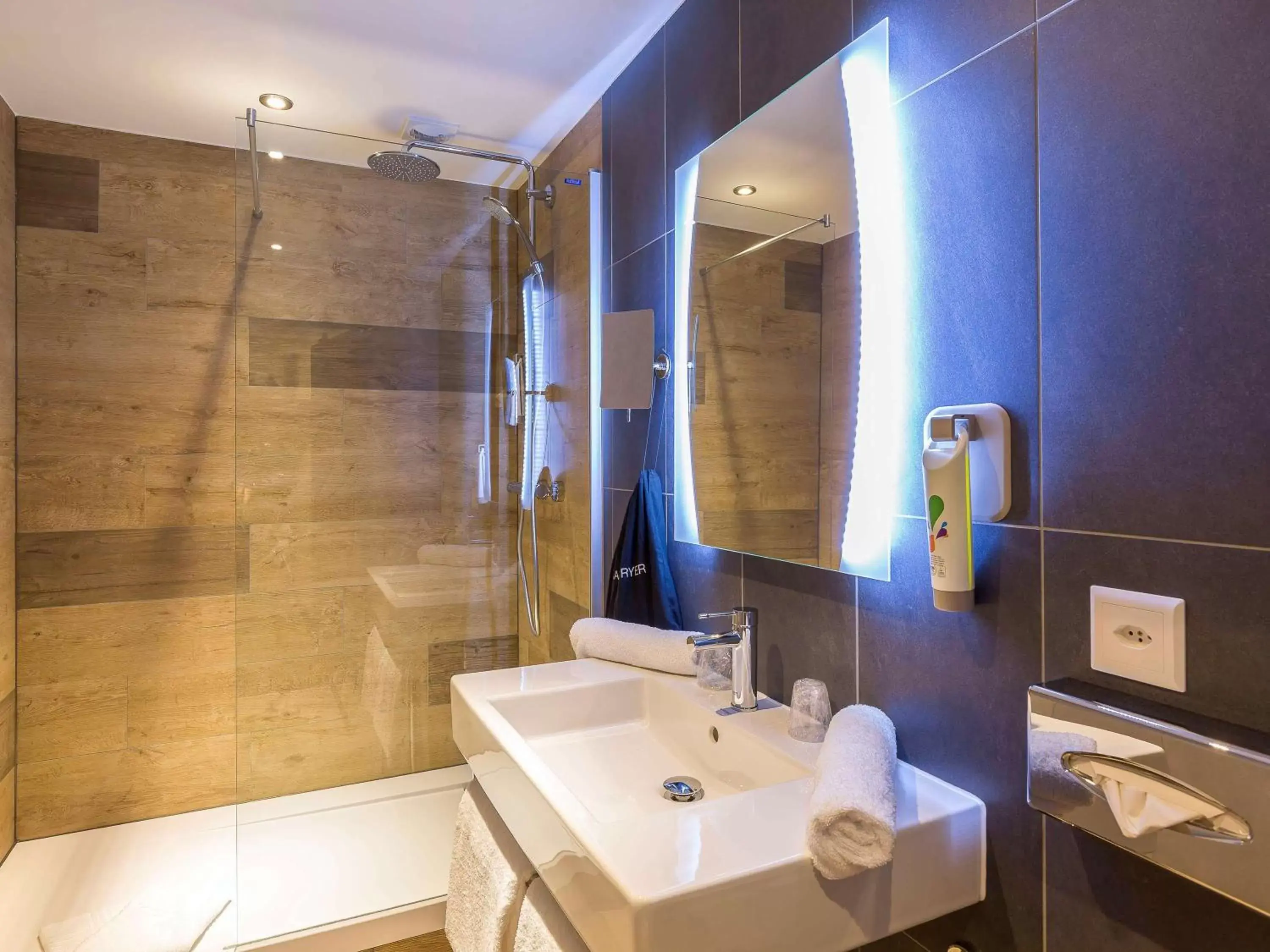 Photo of the whole room, Bathroom in ibis Styles Geneve Palexpo Aeroport