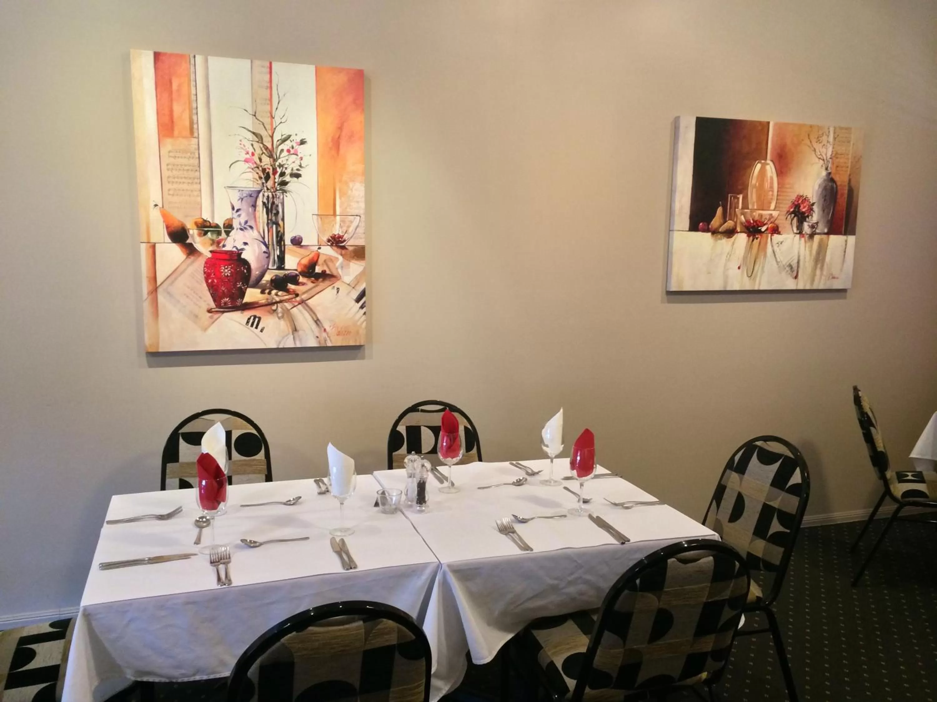 Restaurant/places to eat in James Street Motor Inn