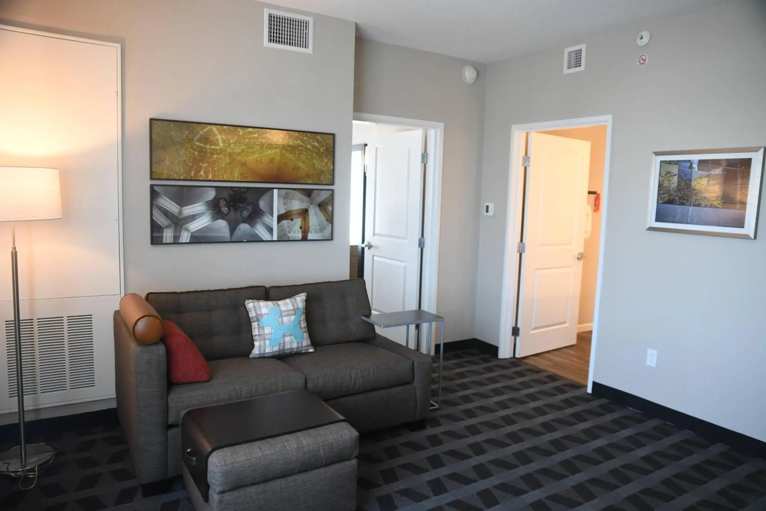 Living room, Seating Area in TownePlace Suites Kansas City At Briarcliff