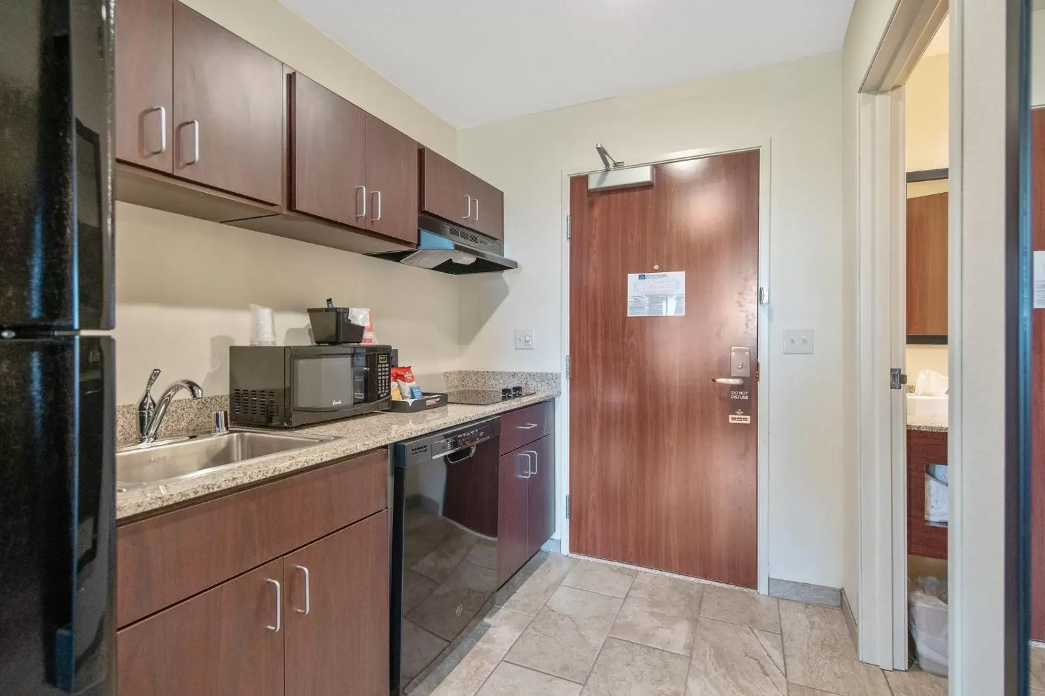 Kitchen or kitchenette, Kitchen/Kitchenette in Cobblestone Hotel & Suites - Lamar