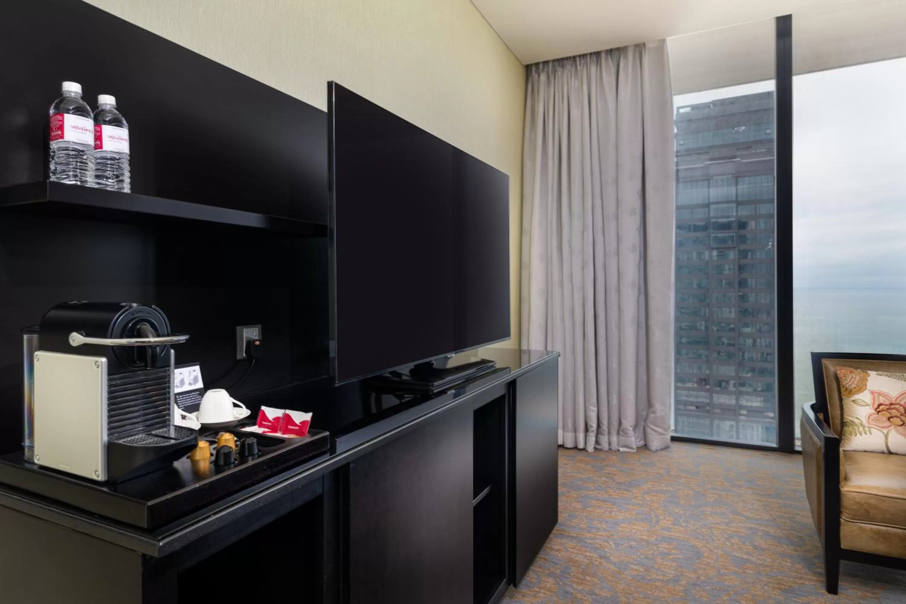 TV and multimedia, Bed in Mövenpick Hotel Colombo