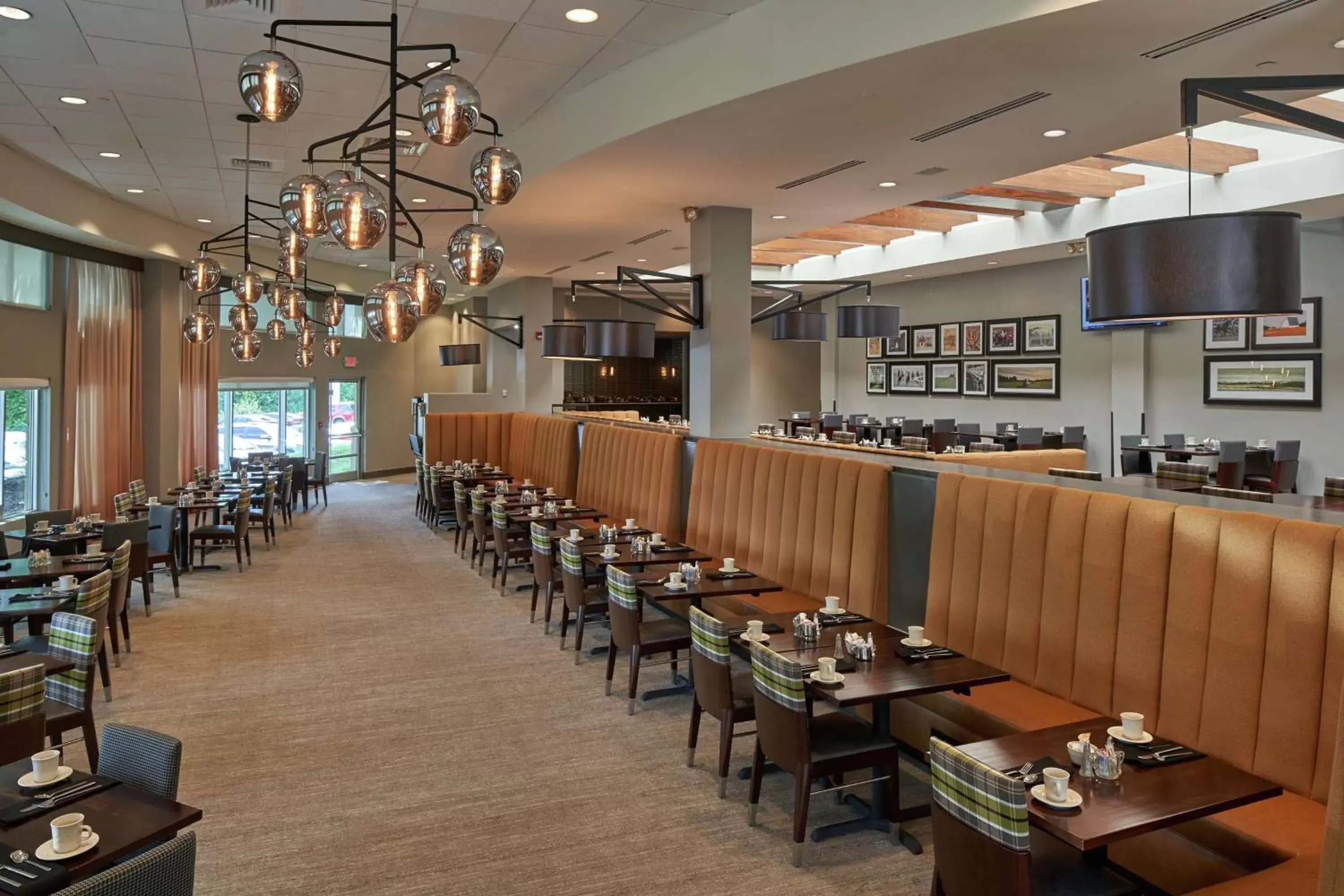 Dining area, Restaurant/Places to Eat in Hilton Cincinnati Airport