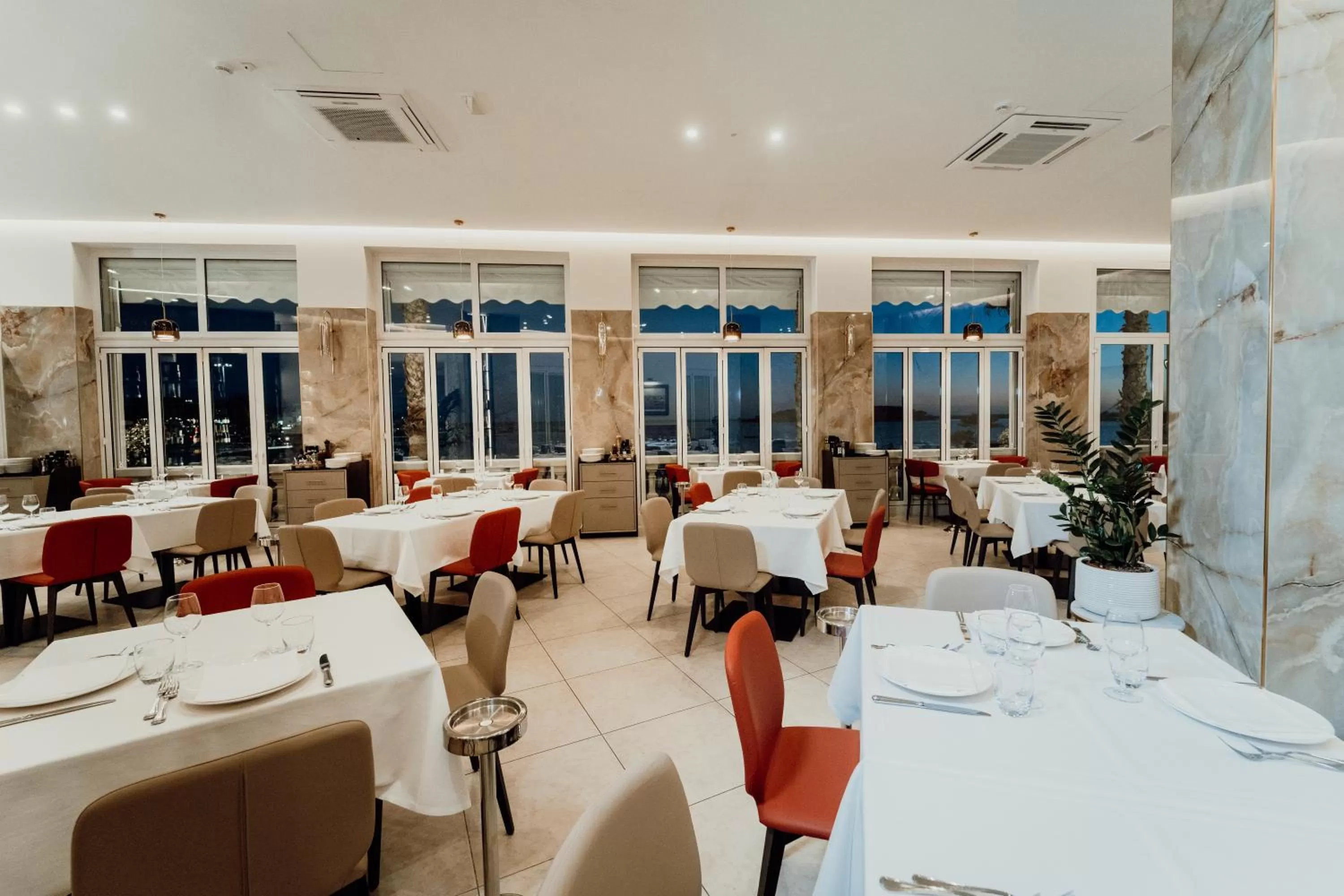 Restaurant/places to eat in Hotel Falli