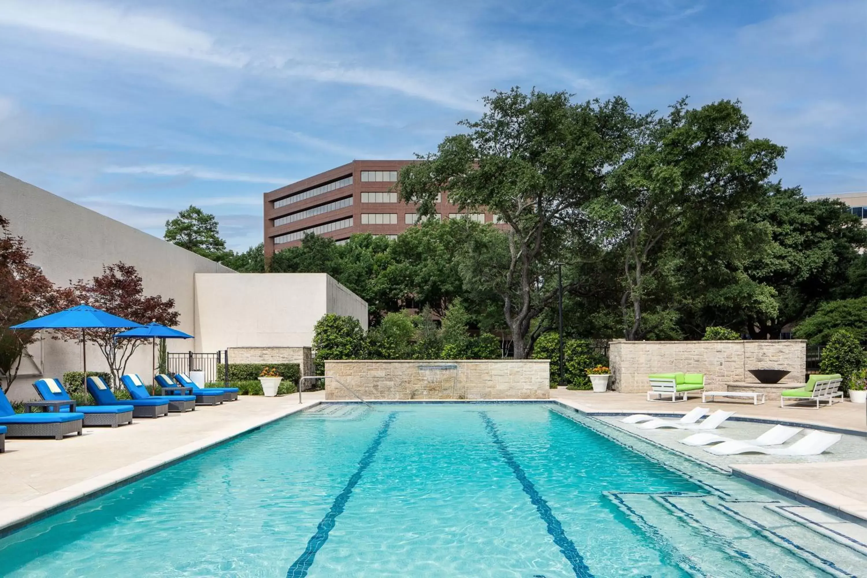 Swimming Pool in Dallas-Addison Marriott Quorum by the Galleria